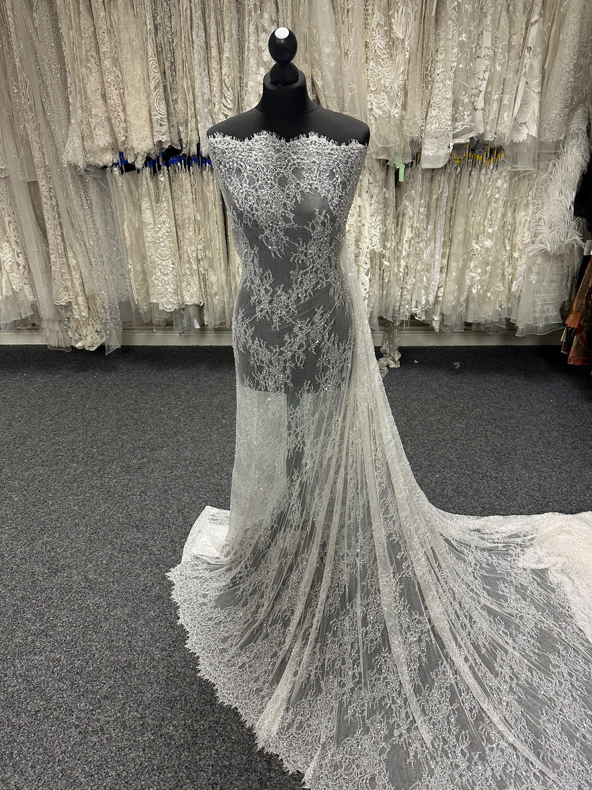 Dentelle Raschel perlée à la main ivoire - Annamarie