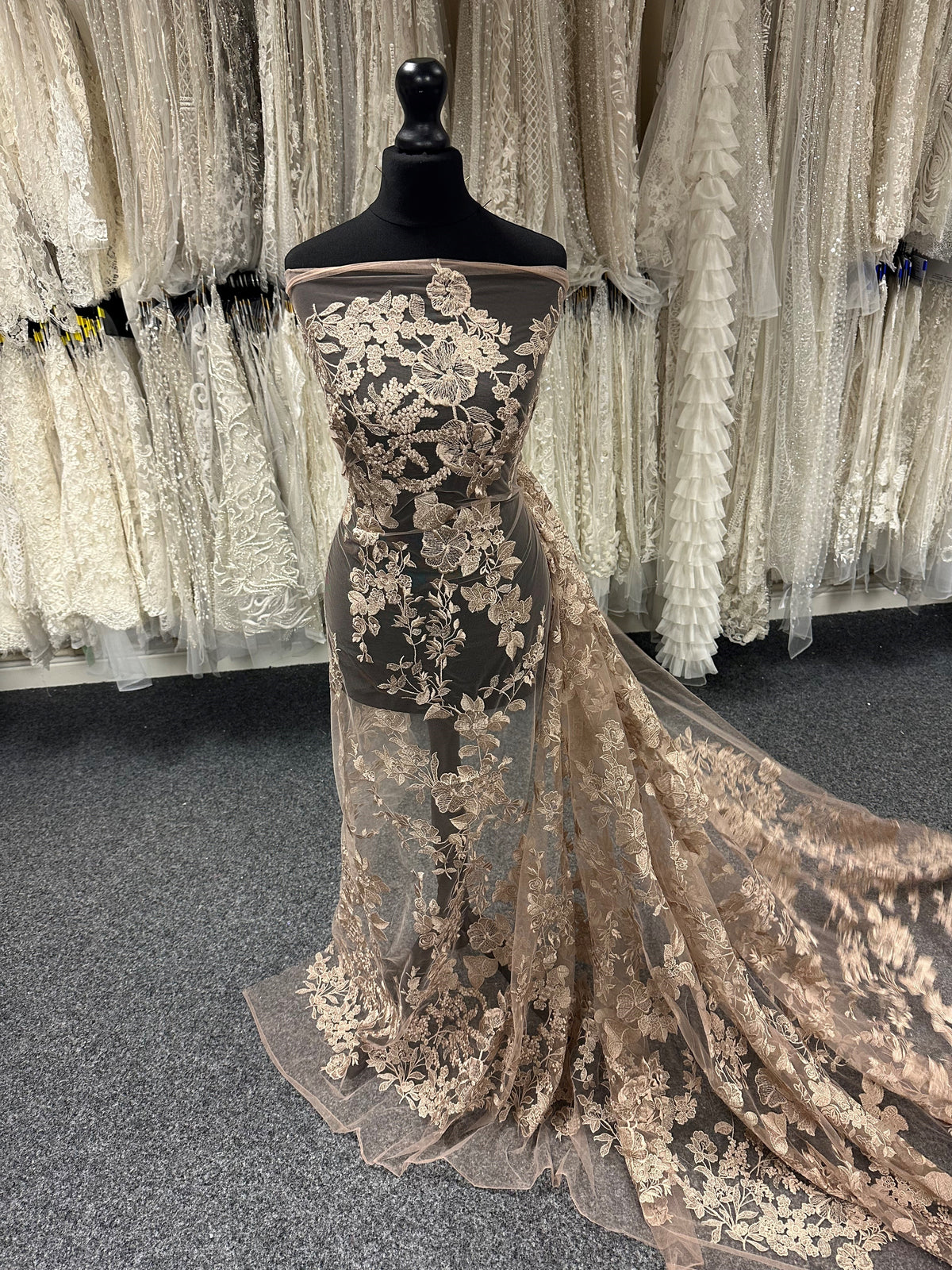 Dentelle brodée caramel - Garbo