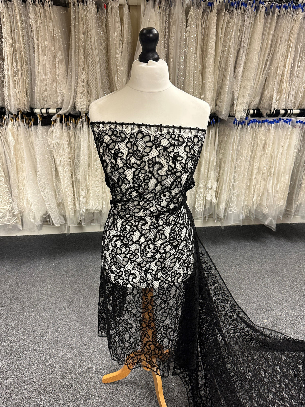 Dentelle de Chantilly noire - Tica