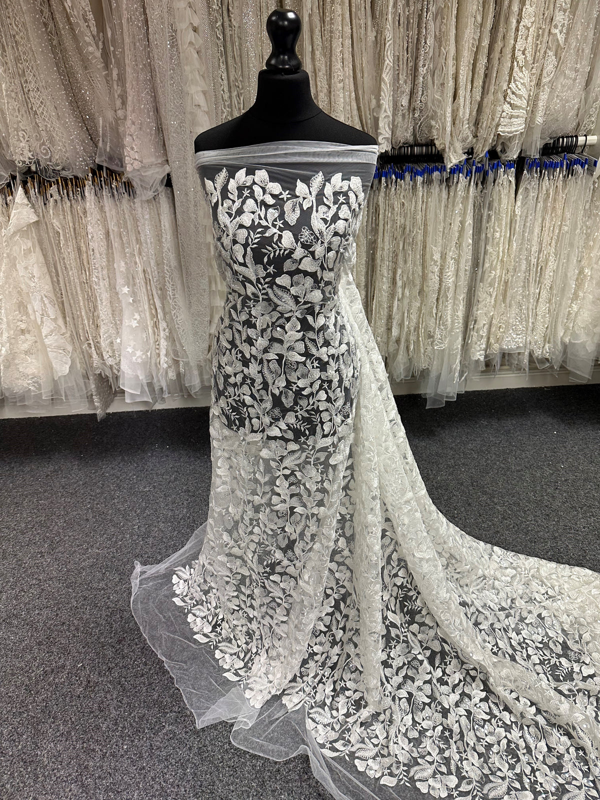 Dentelle brodée de perles ivoire - Cheney