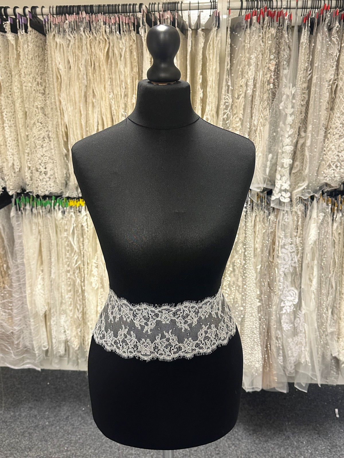 Bordure en dentelle de Chantilly ivoire - Arbour