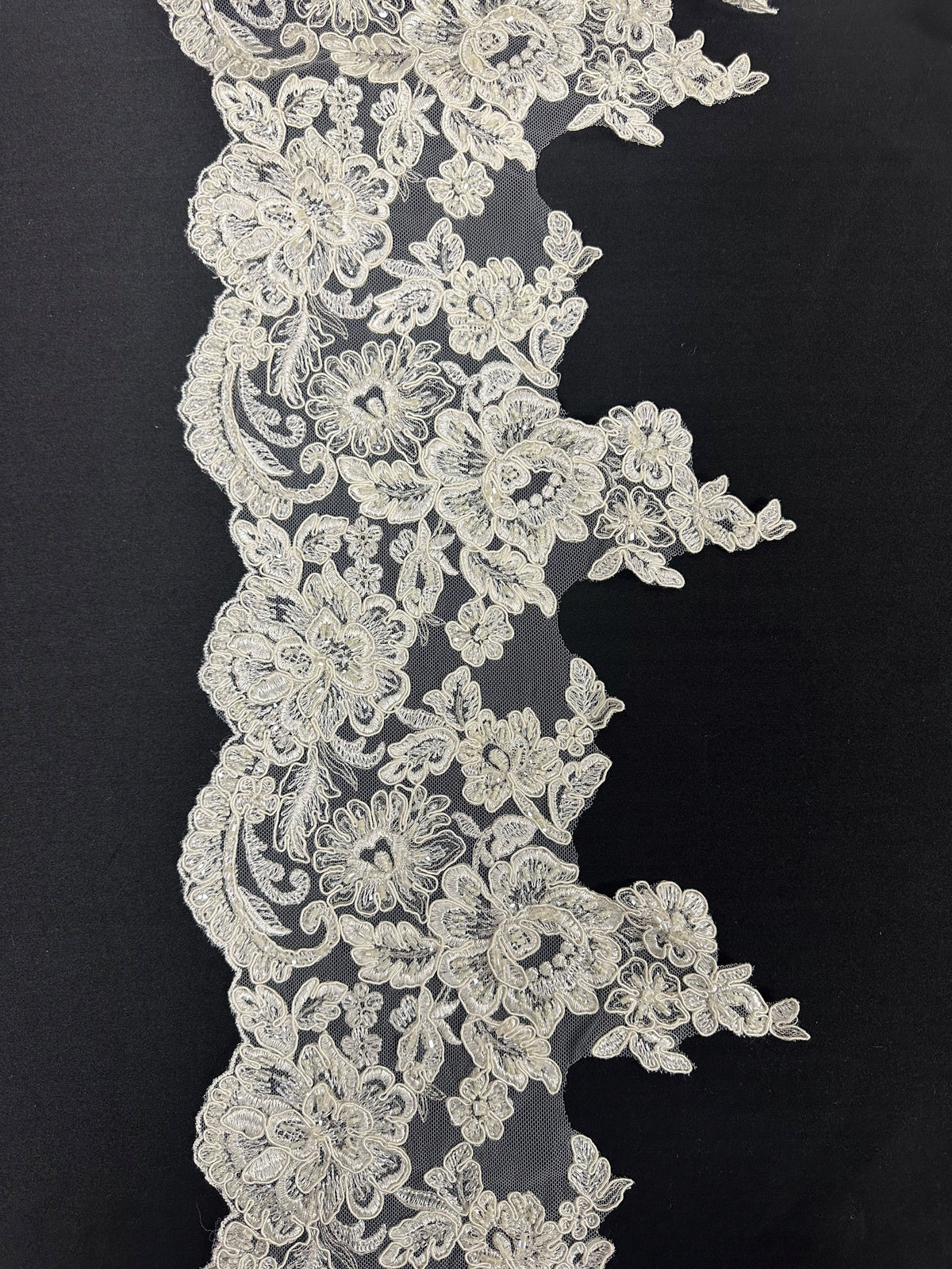 Bordure en dentelle ivoire cordée et perlée – Victoria