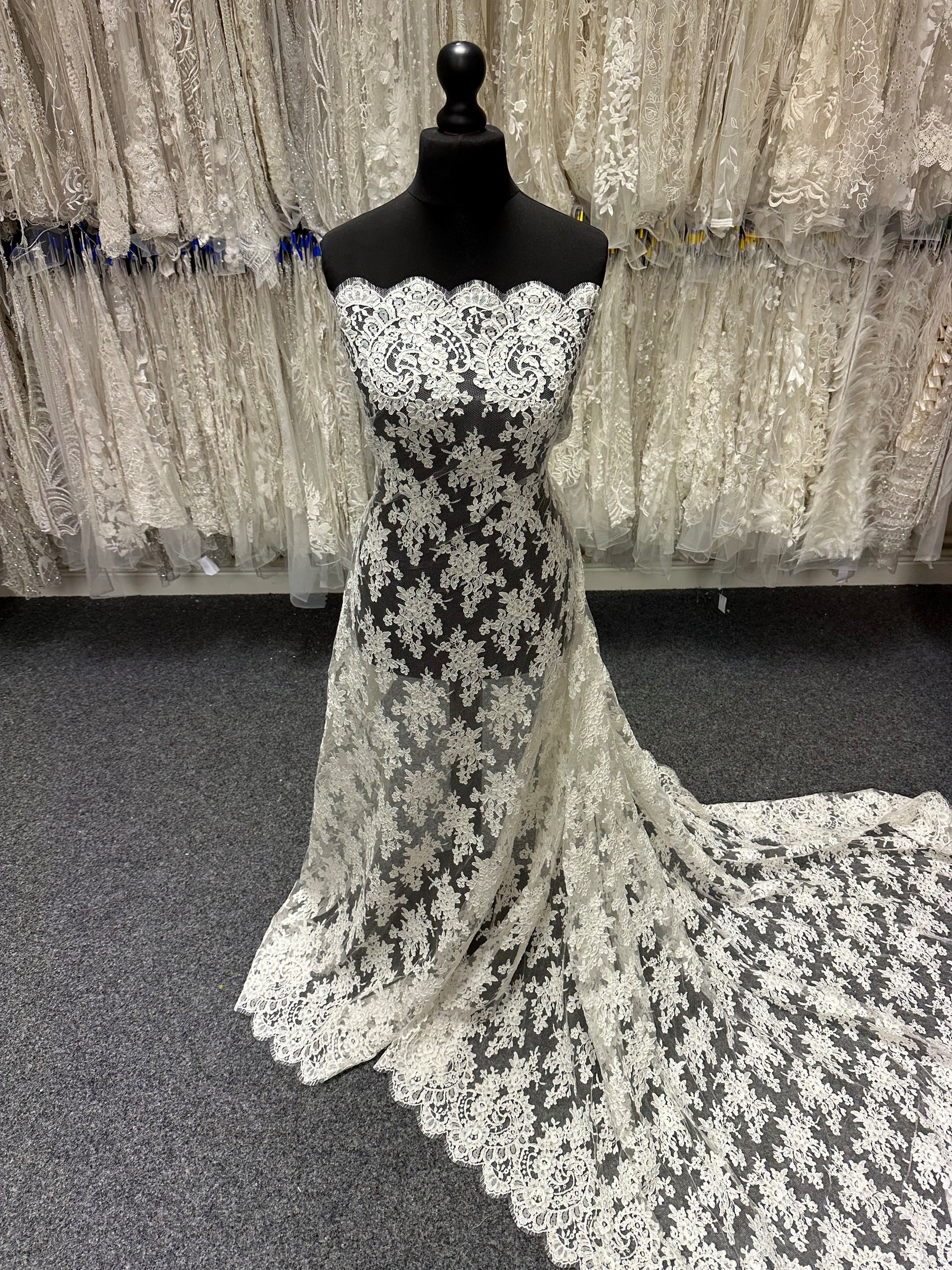 Dentelle Chantilly ivoire à cordon – Sudaba