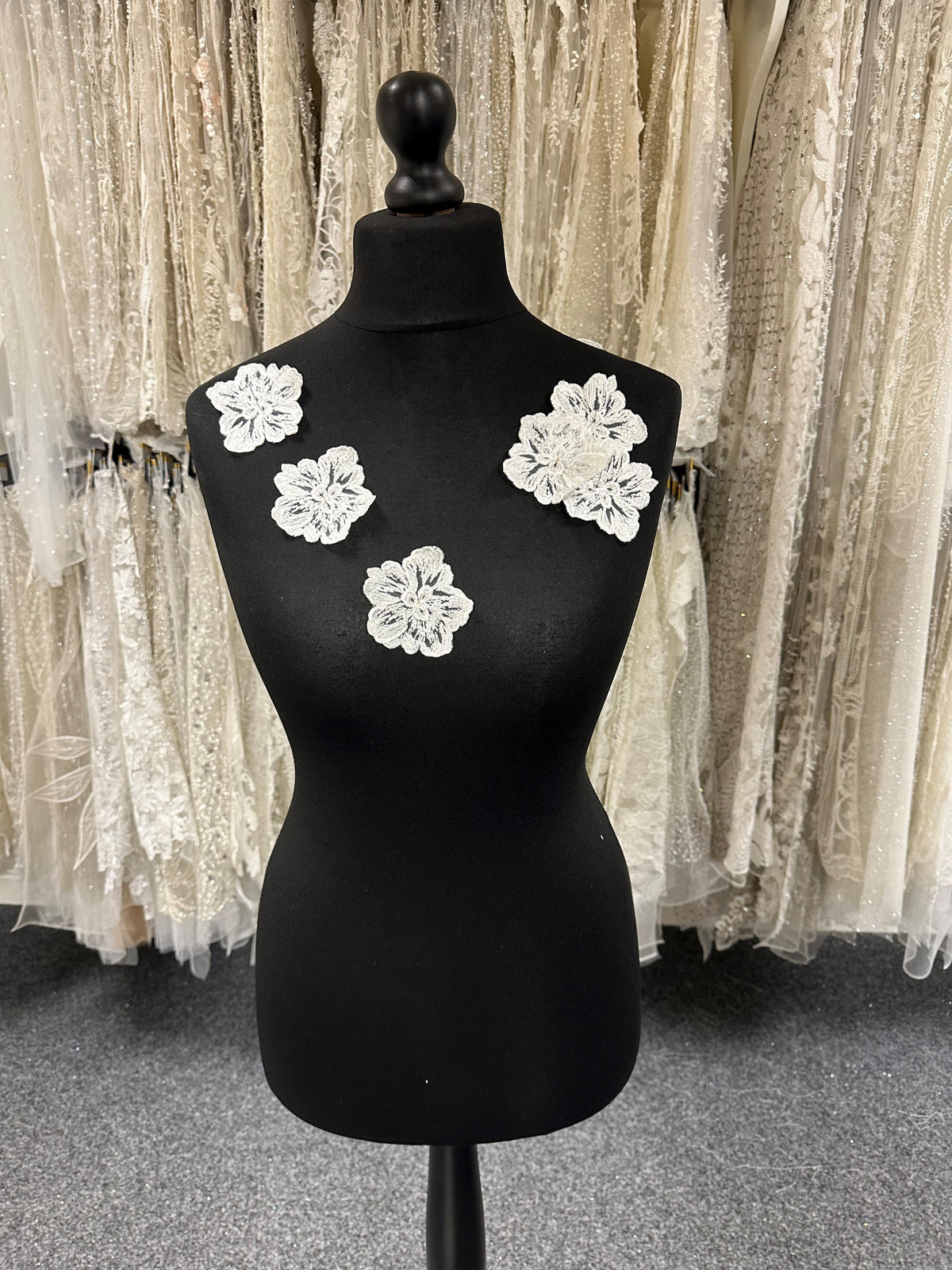 Fleur brodée ivoire – Linaria (sachet de 10)