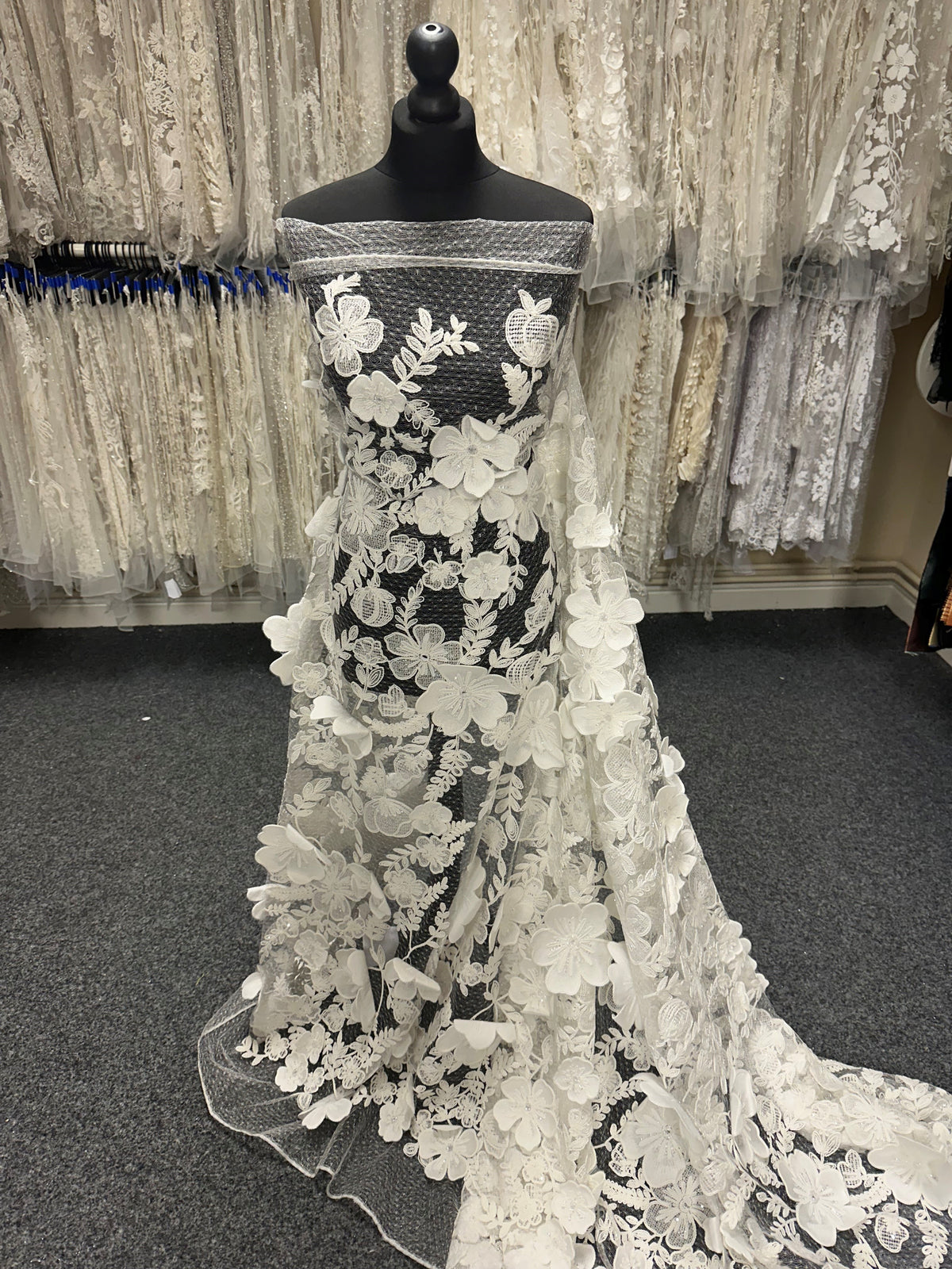 Dentelle fleurie ivoire 3D – Cher