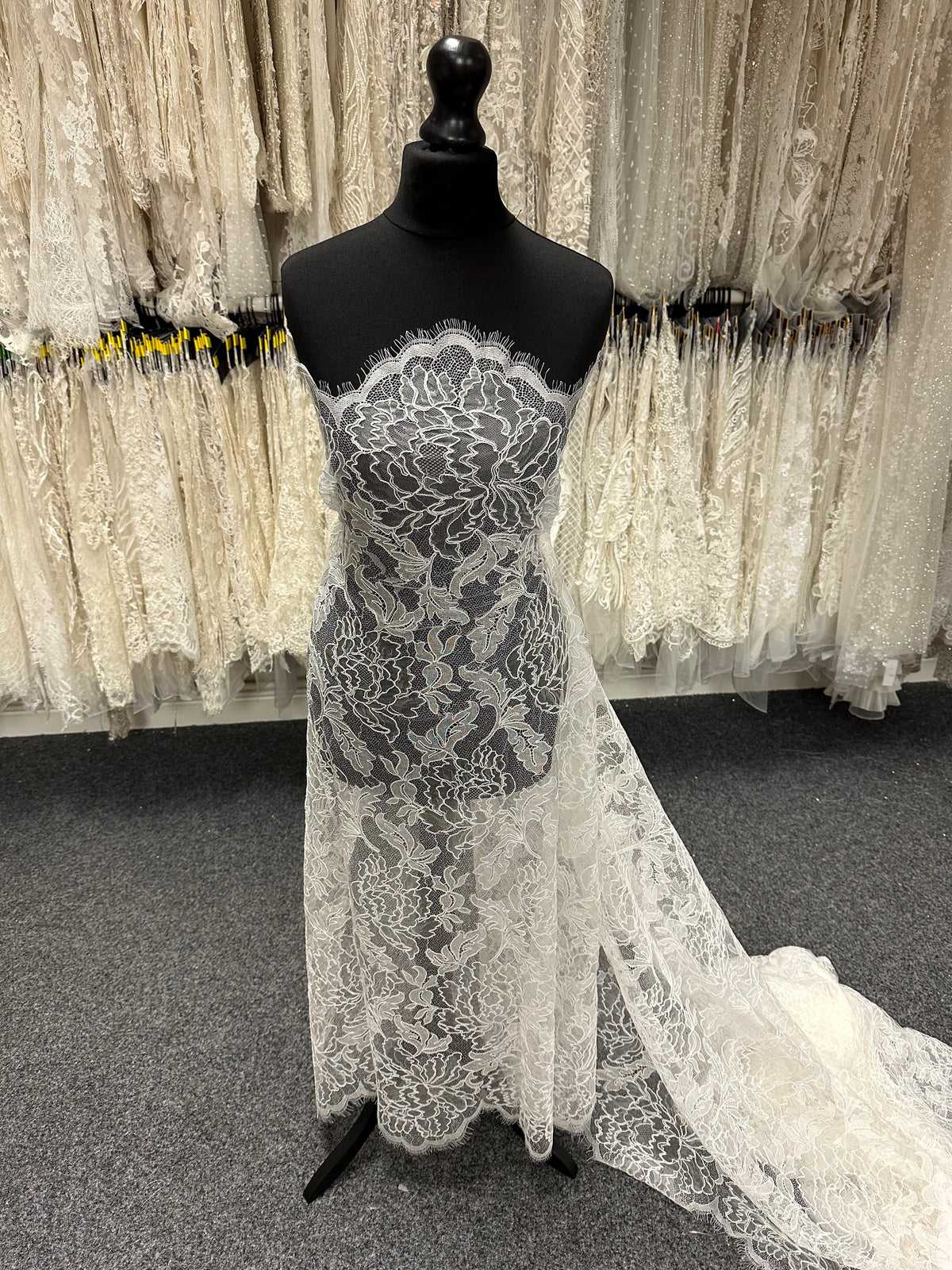 Dentelle Chantilly ivoire à cordons - Terri