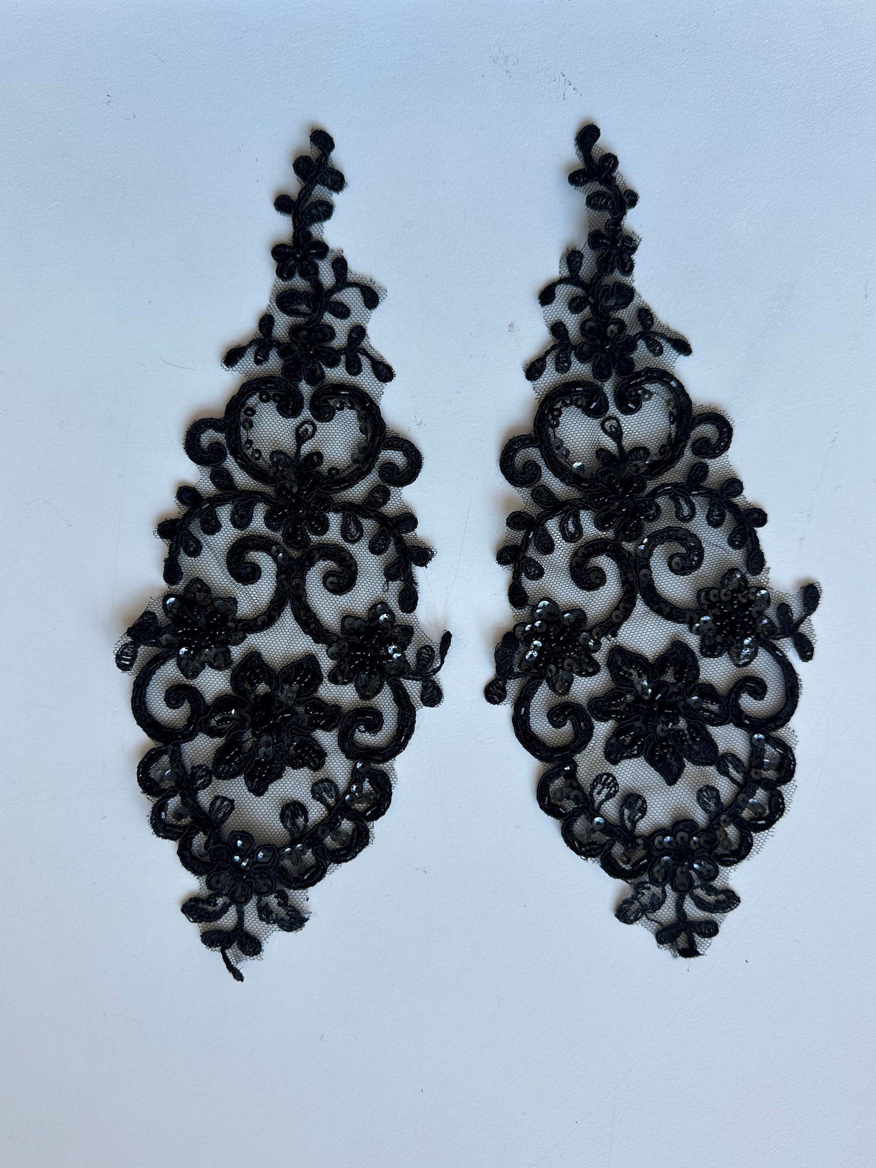 Appliques en dentelle noire cordée et perlée - Alexandra