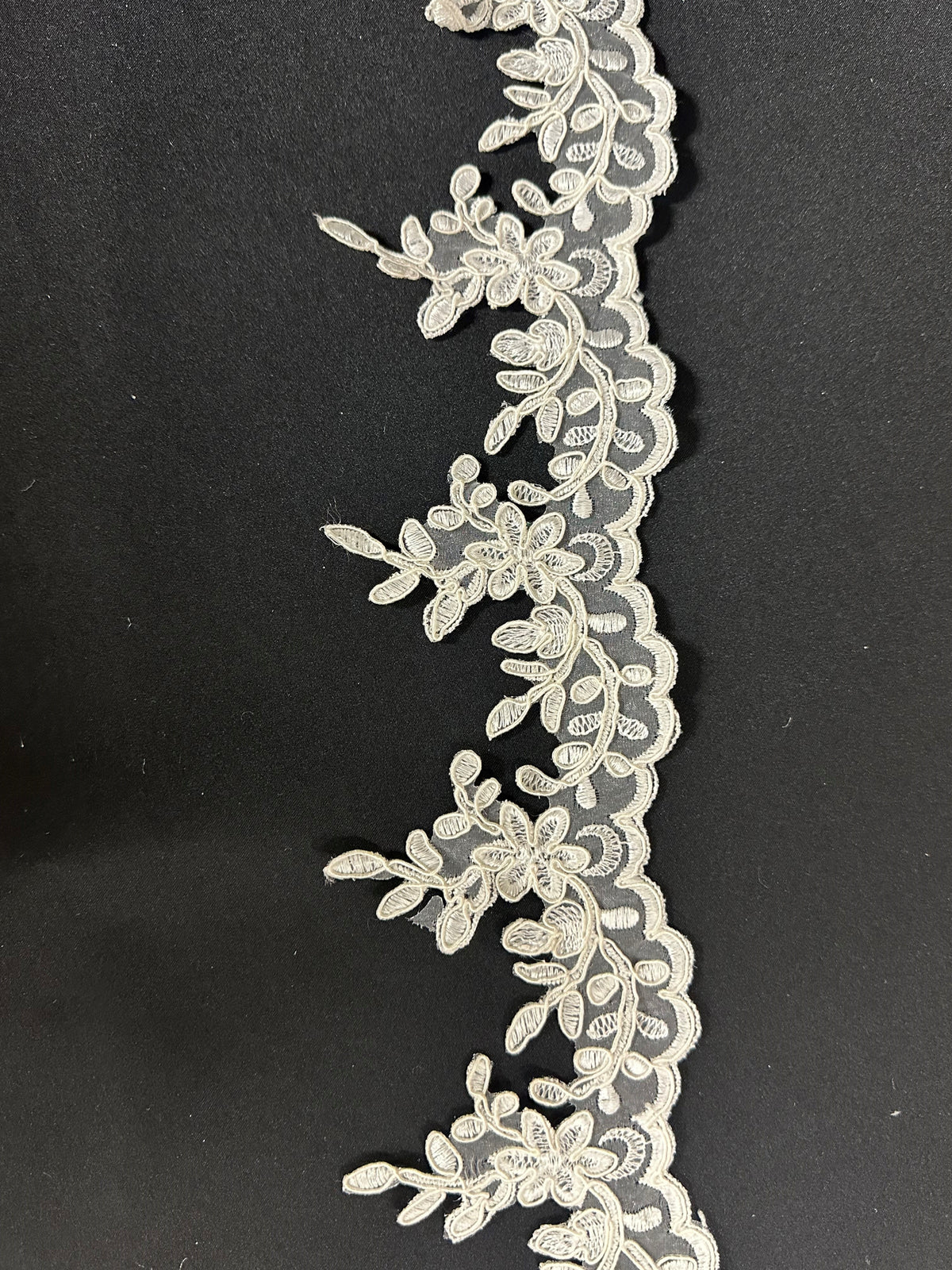 Bordure en dentelle ivoire cordée – Gabrielle