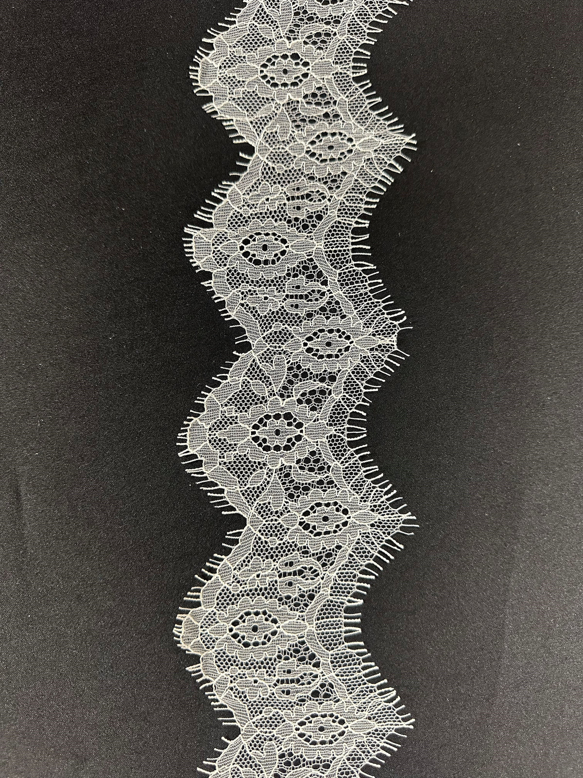 Bordure en dentelle blanche chantilly - Yvette