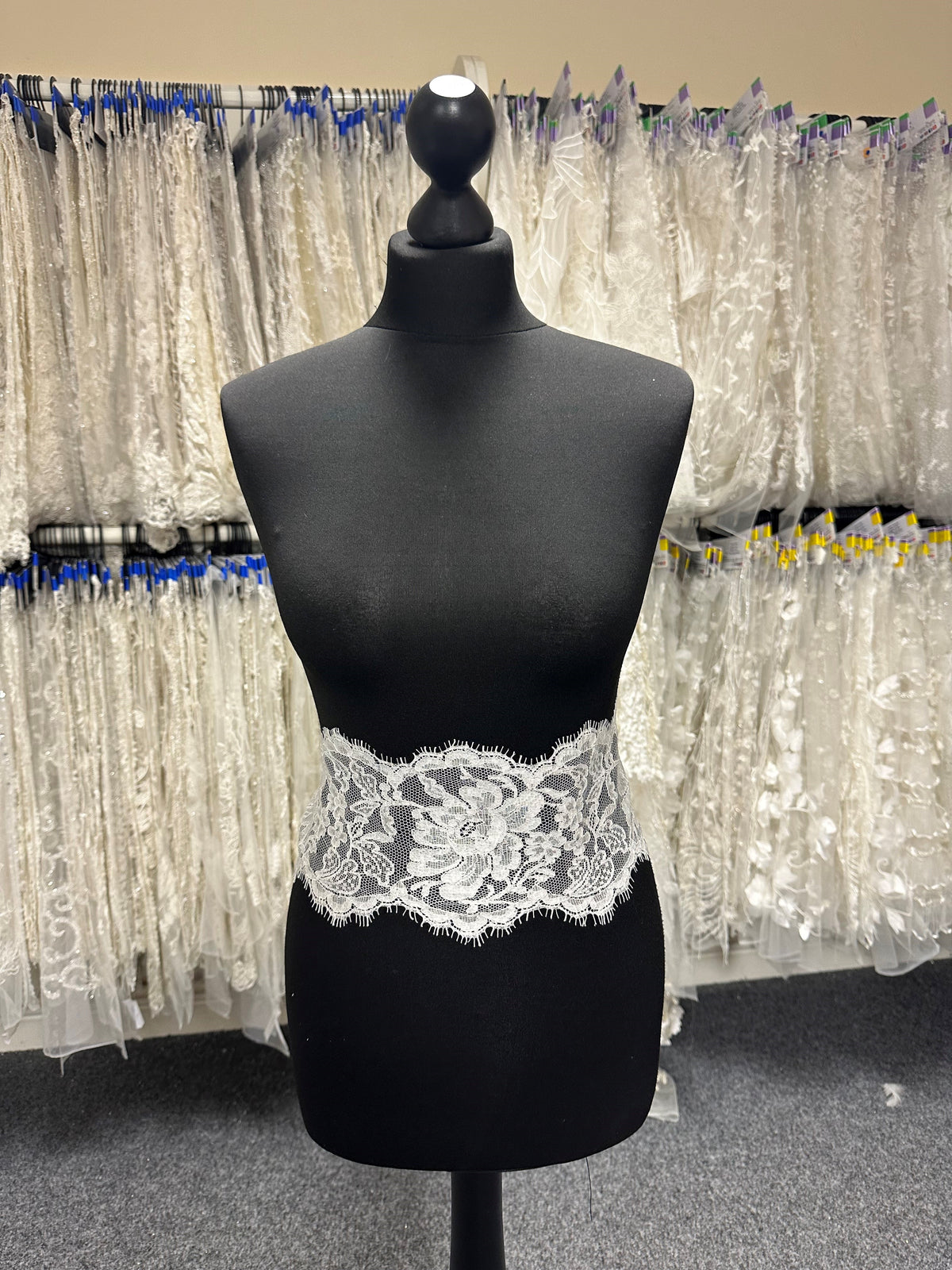 Bordure en dentelle Chantilly ivoire à cordon - Grusso