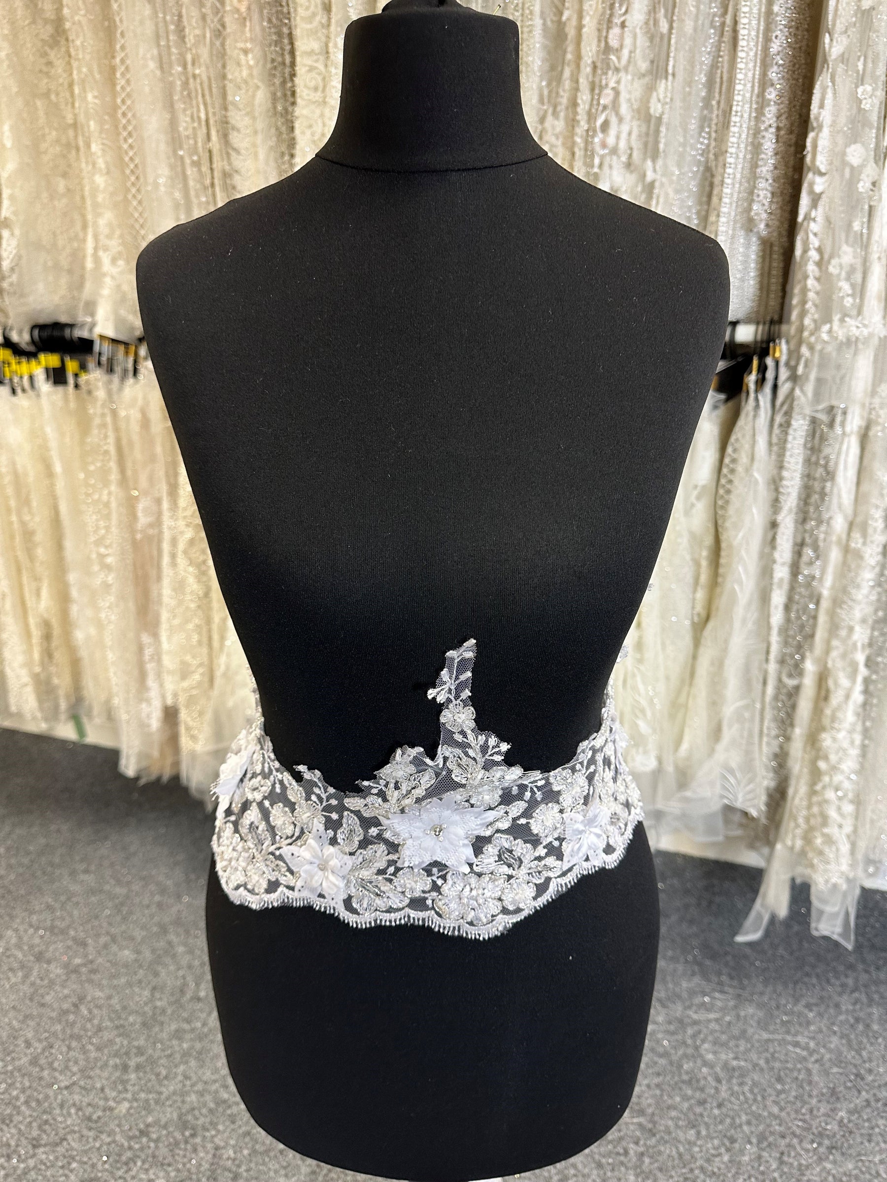 Bordure en dentelle blanche florale perlée - Naomi