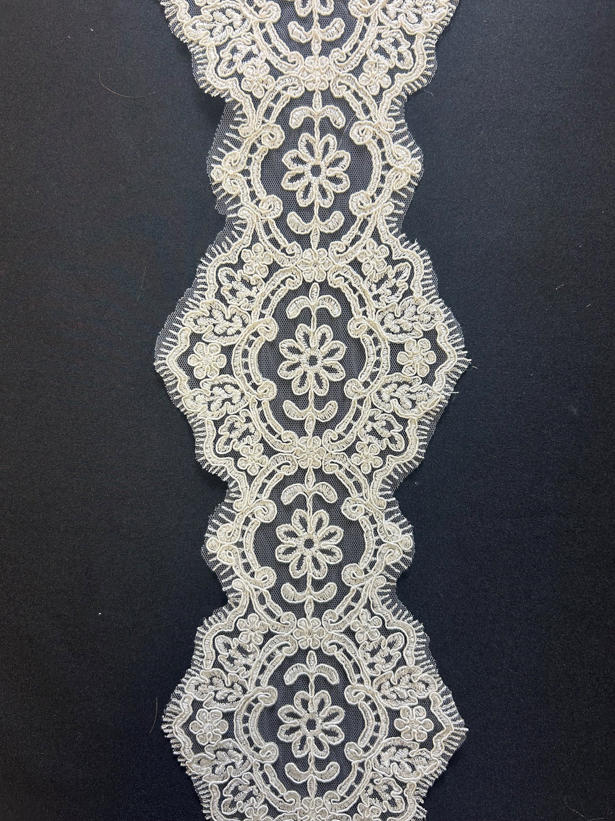 Bordure en dentelle ivoire cordée – Agapanthus