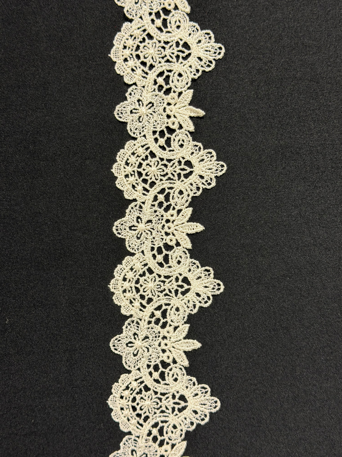 Bordure en dentelle guipure ivoire foncé – T435