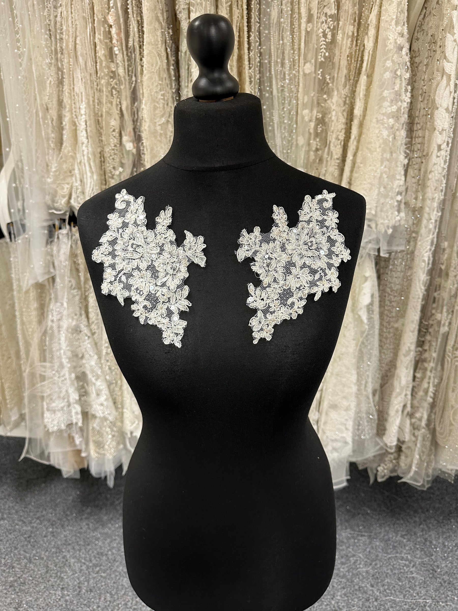 Appliques en dentelle ivoire perlée – Margo