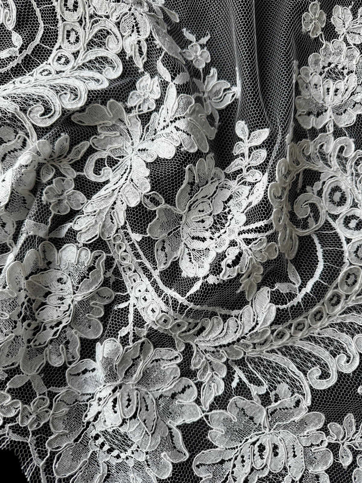 Dentelle Chantilly ivoire à cordons - Zaya