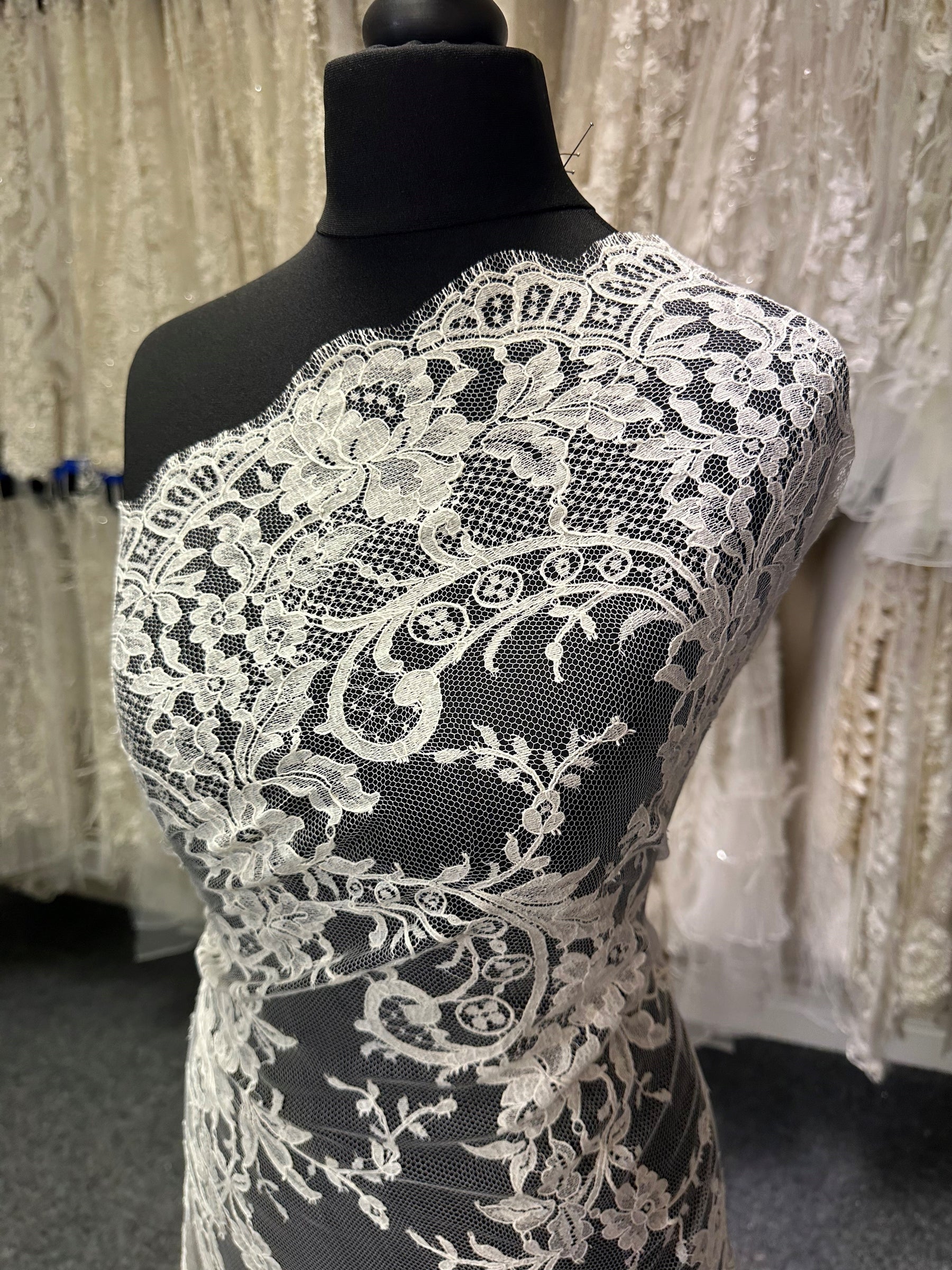 Dentelle Chantilly Ivoire - Bonika