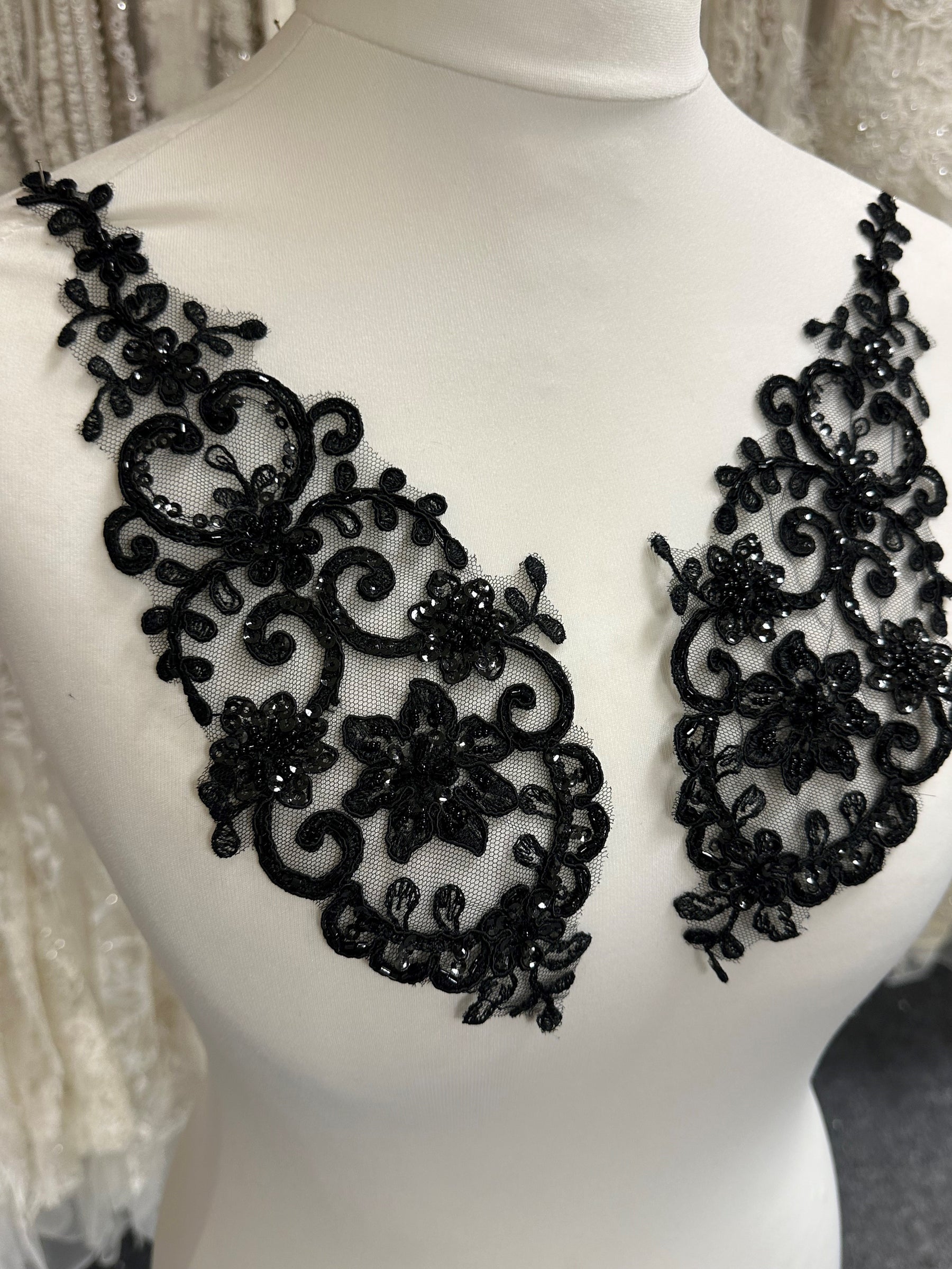 Appliques en dentelle noire cordée et perlée - Alexandra