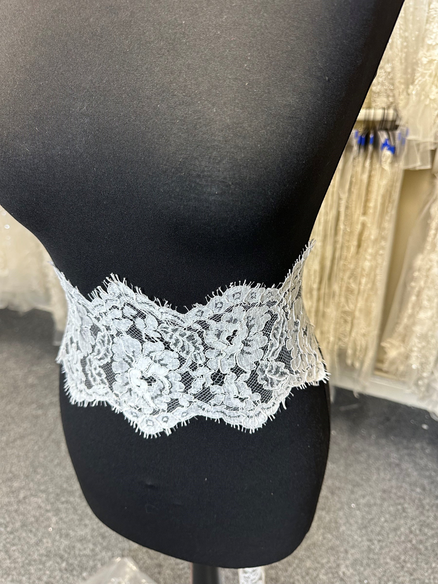 Bordure en Dentelle Chantilly Blanche - Amy