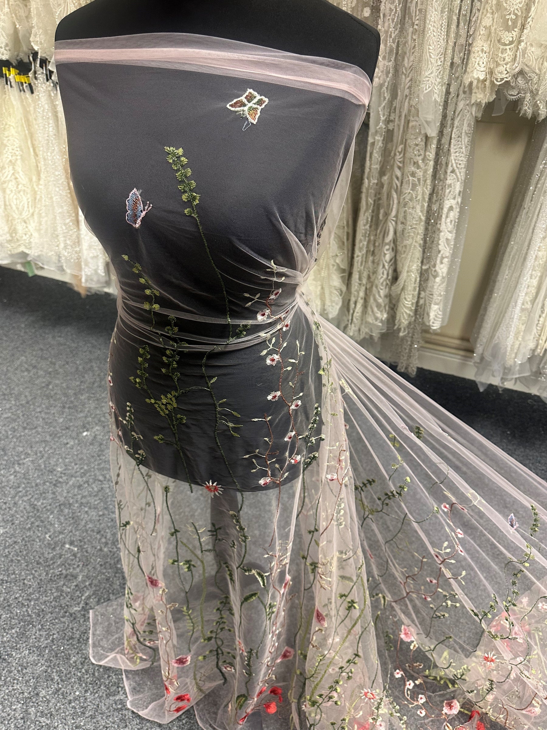 Dentelle brodée rose - Sassi