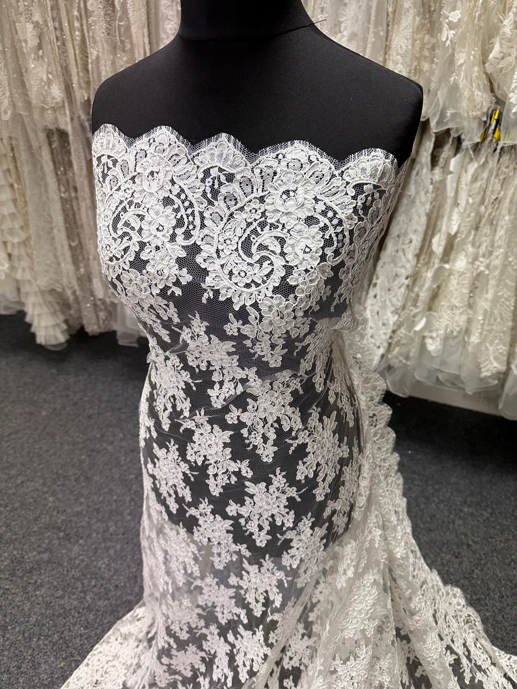 Dentelle Chantilly ivoire à cordon – Sudaba