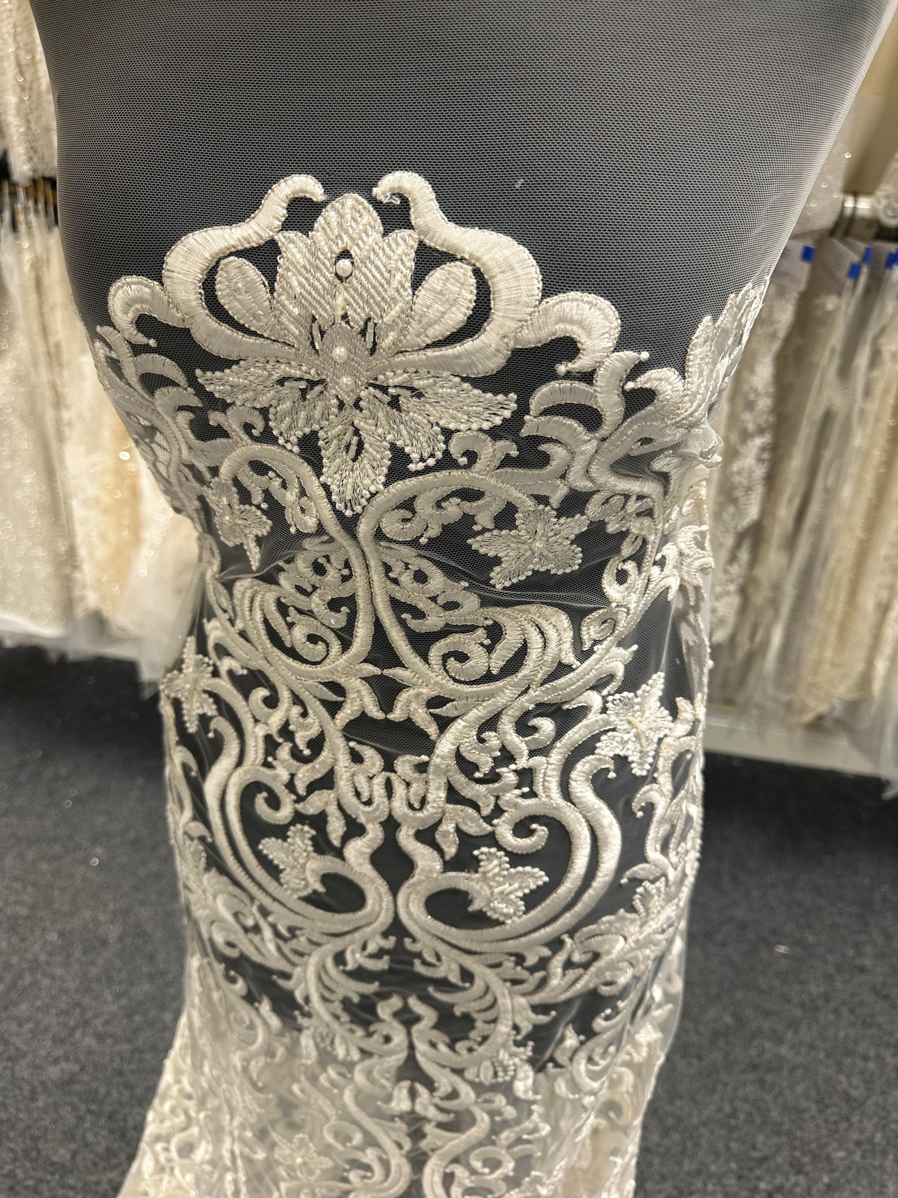 Dentelle brodée ivoire sur tulle ivoire - Elke