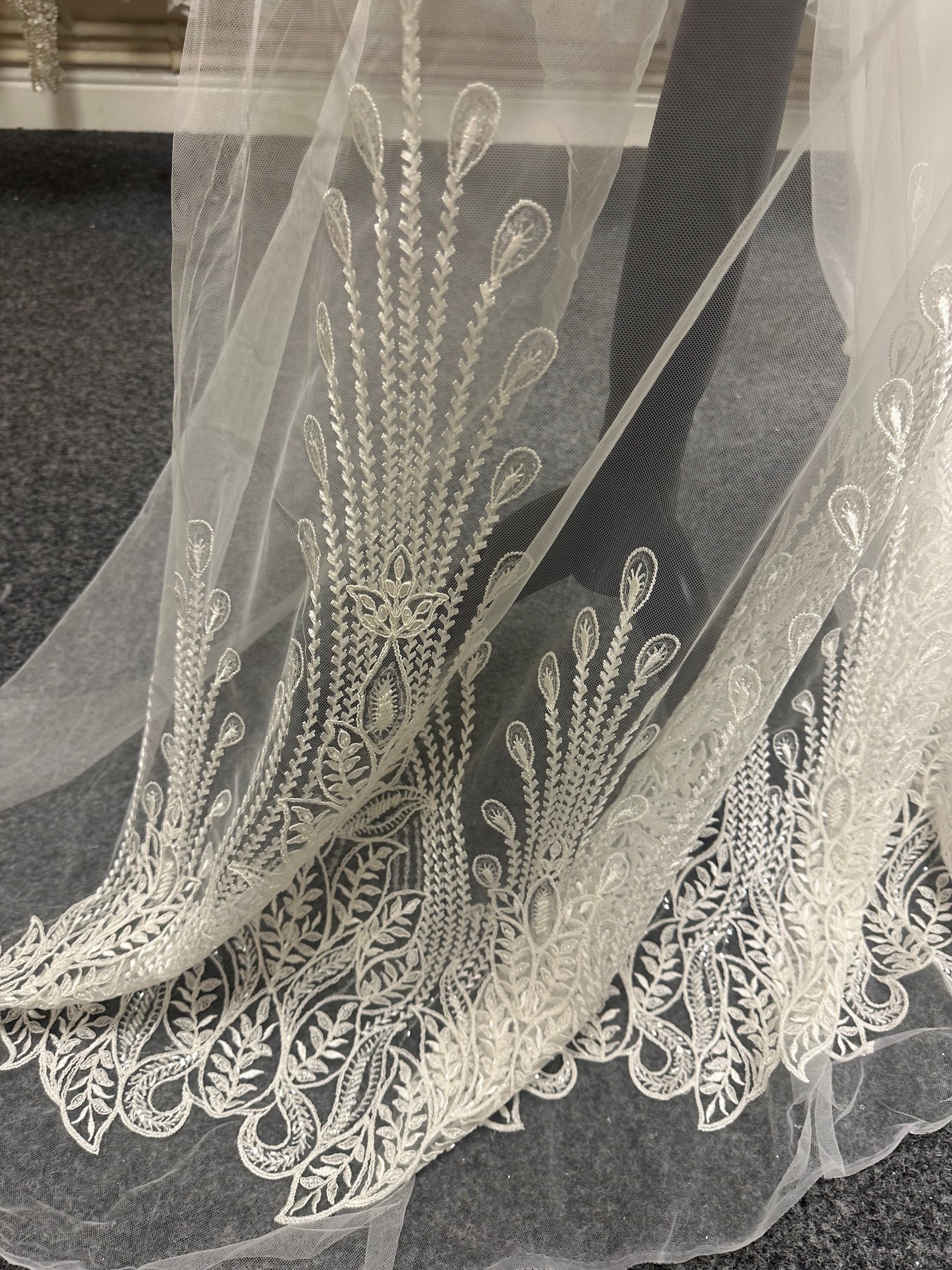 Tulle bordé de dentelle ivoire - North