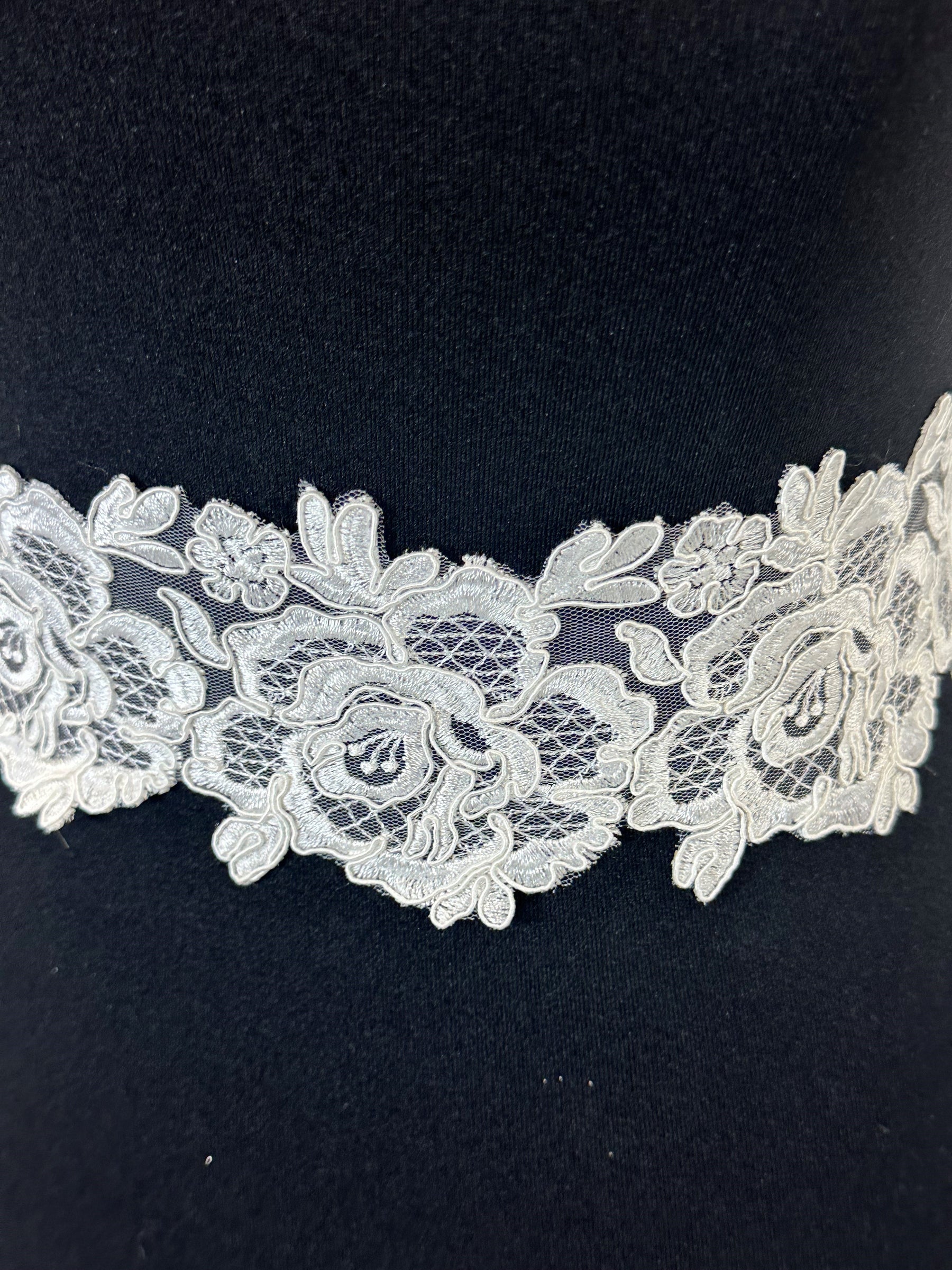 Bordure en dentelle ivoire cordée – Gerbera