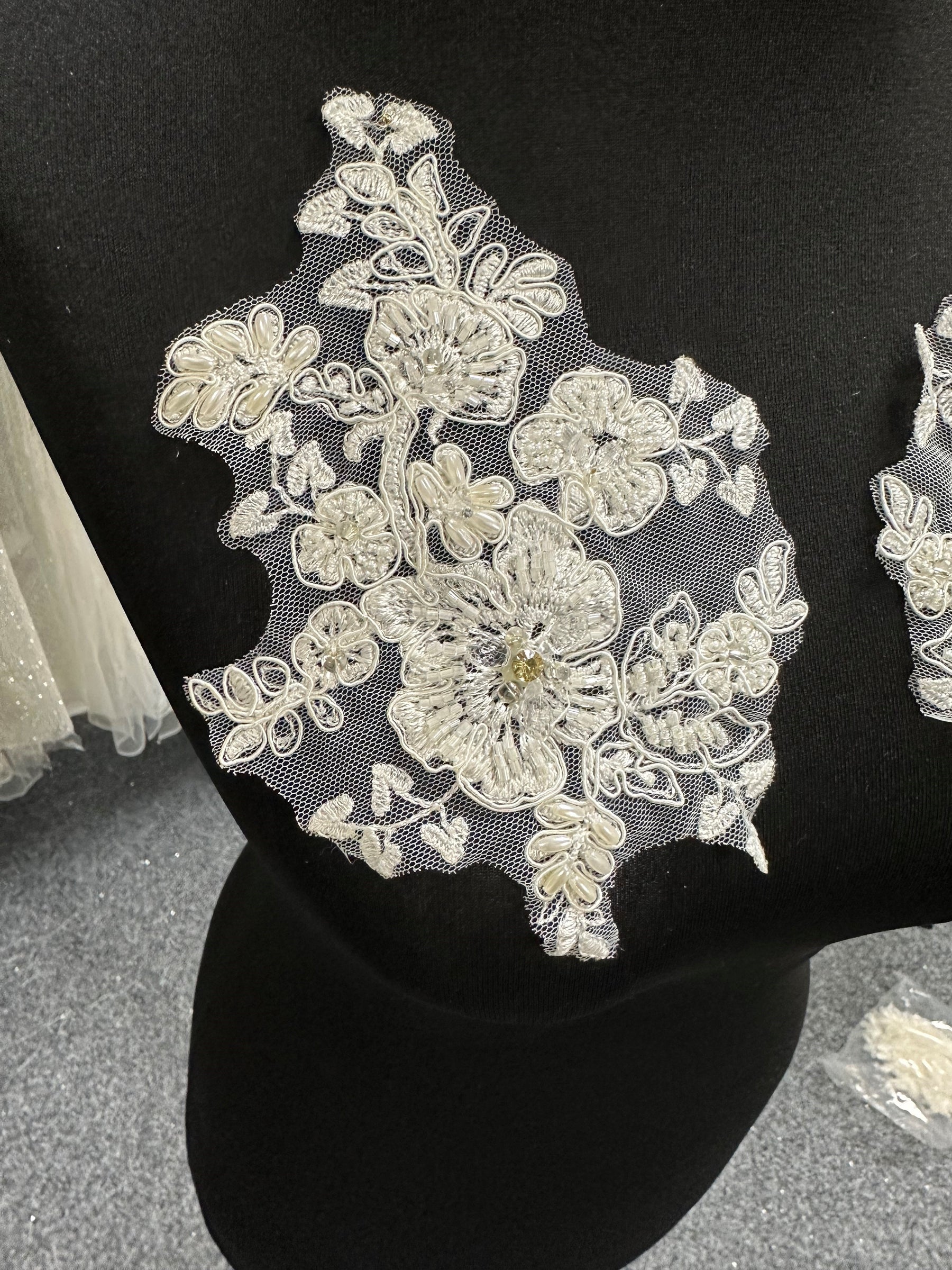 Appliques en dentelle ivoire cordée et perlée - Chelsea