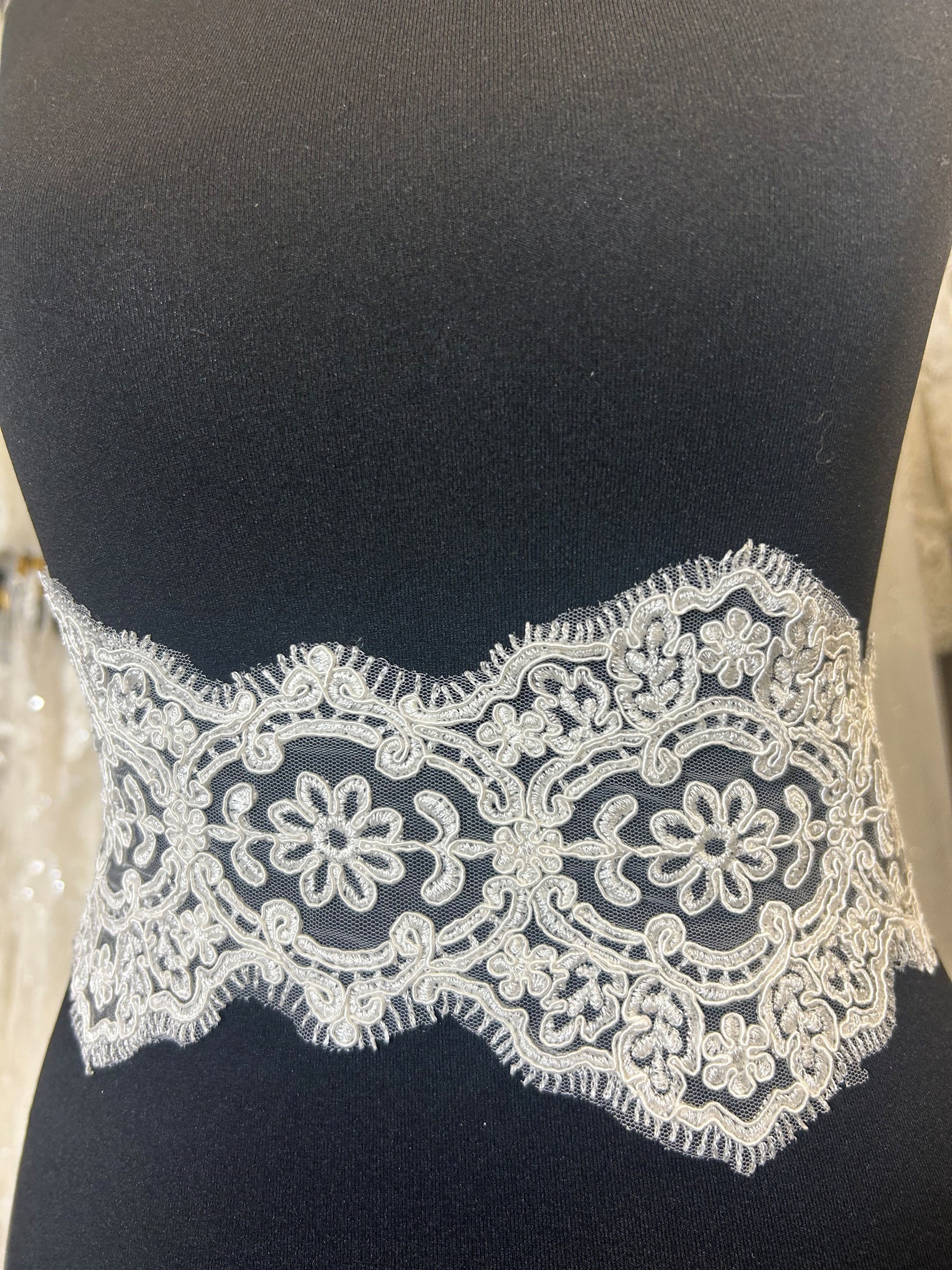 Bordure en dentelle ivoire cordée – Agapanthus