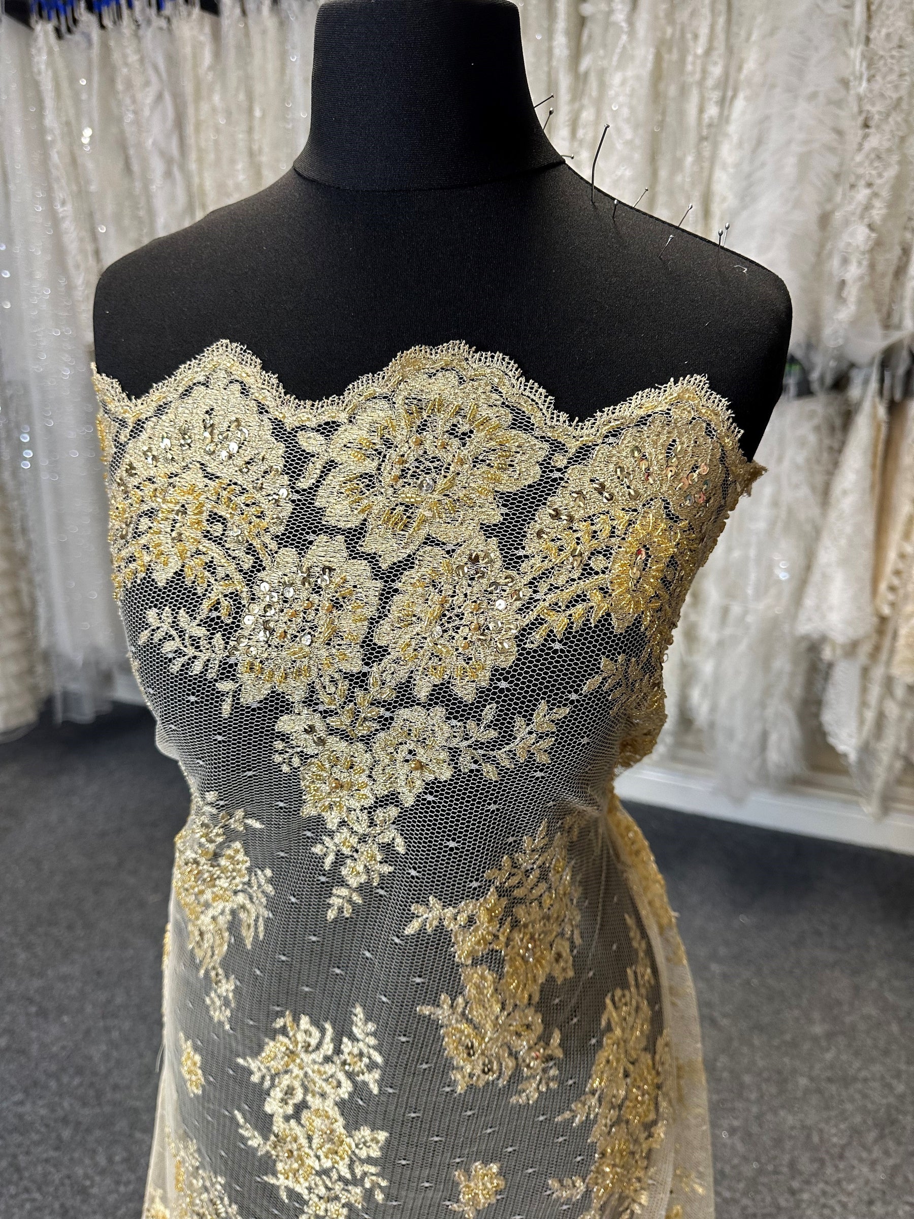 Dentelle perlée dorée - Chapeau