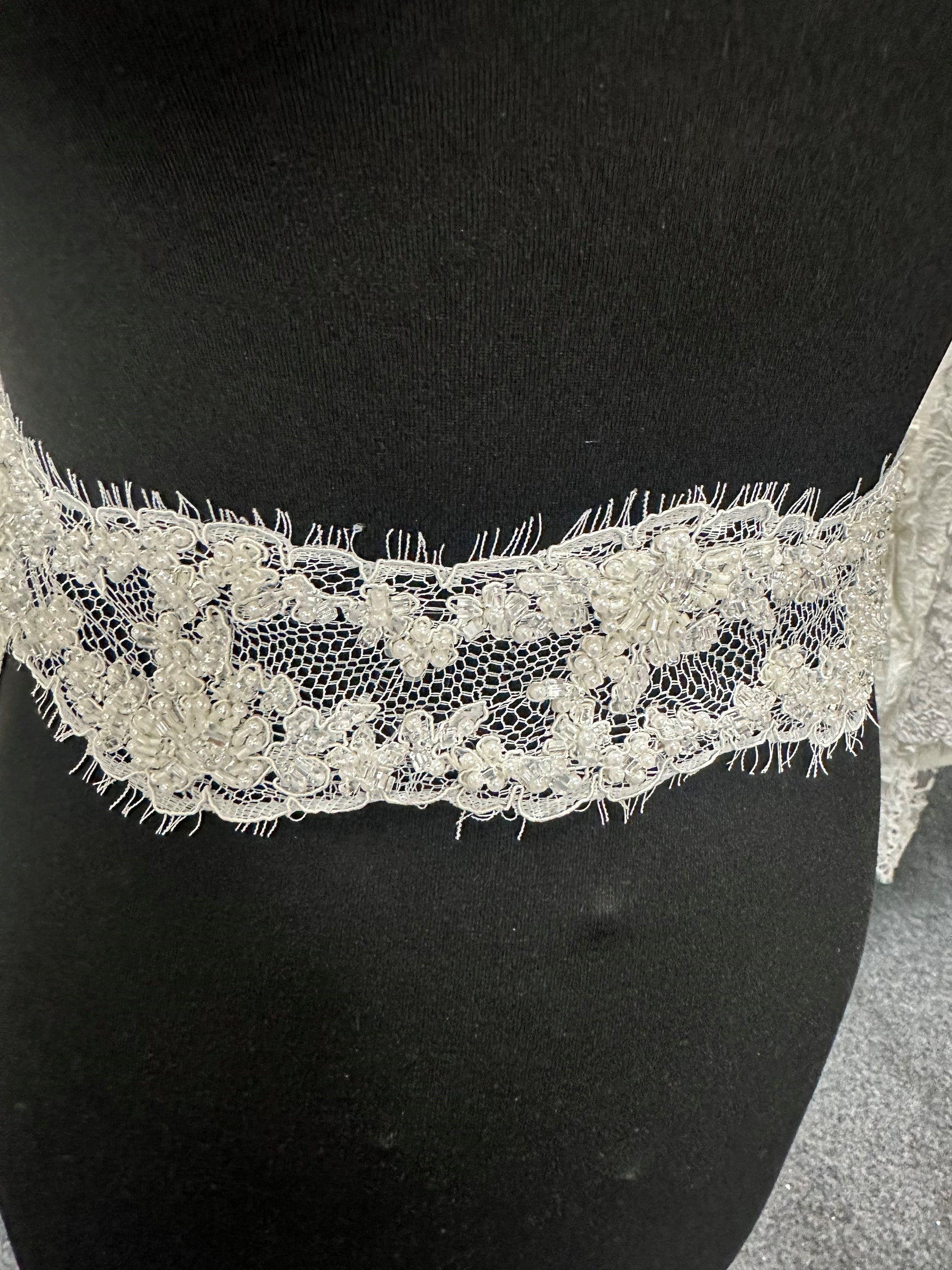 Bordure en dentelle ivoire cordée et perlée - Omega
