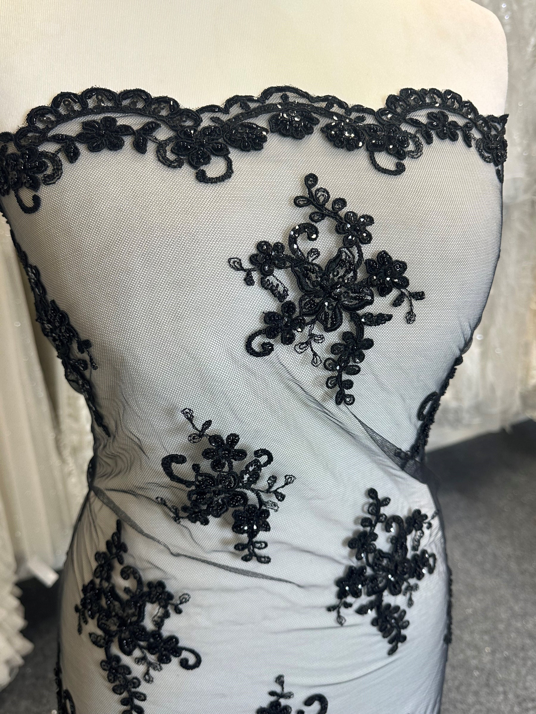 Dentelle Noire Perlée et Cordonnée - Alexandra