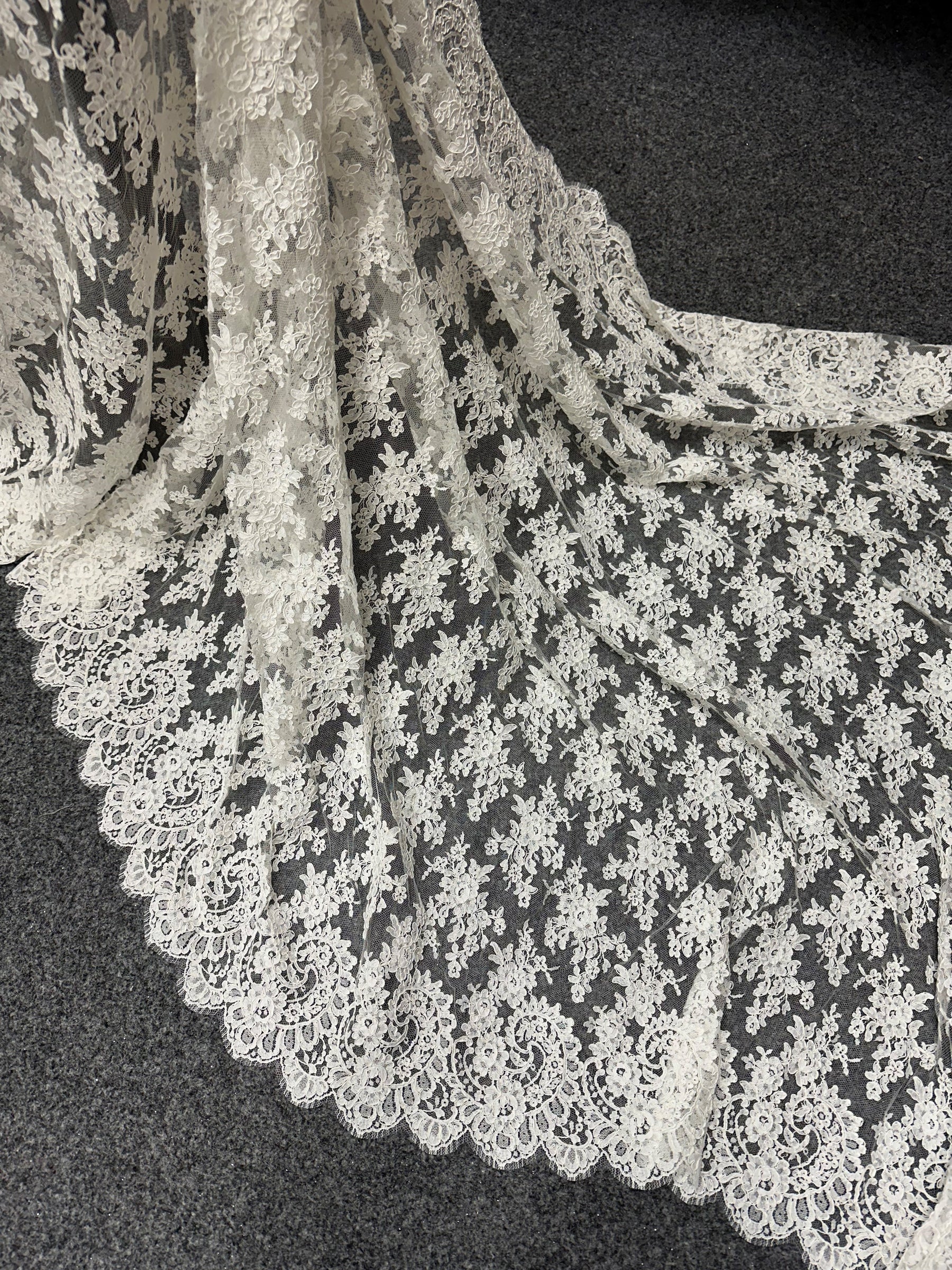 Dentelle Chantilly ivoire à cordon – Sudaba