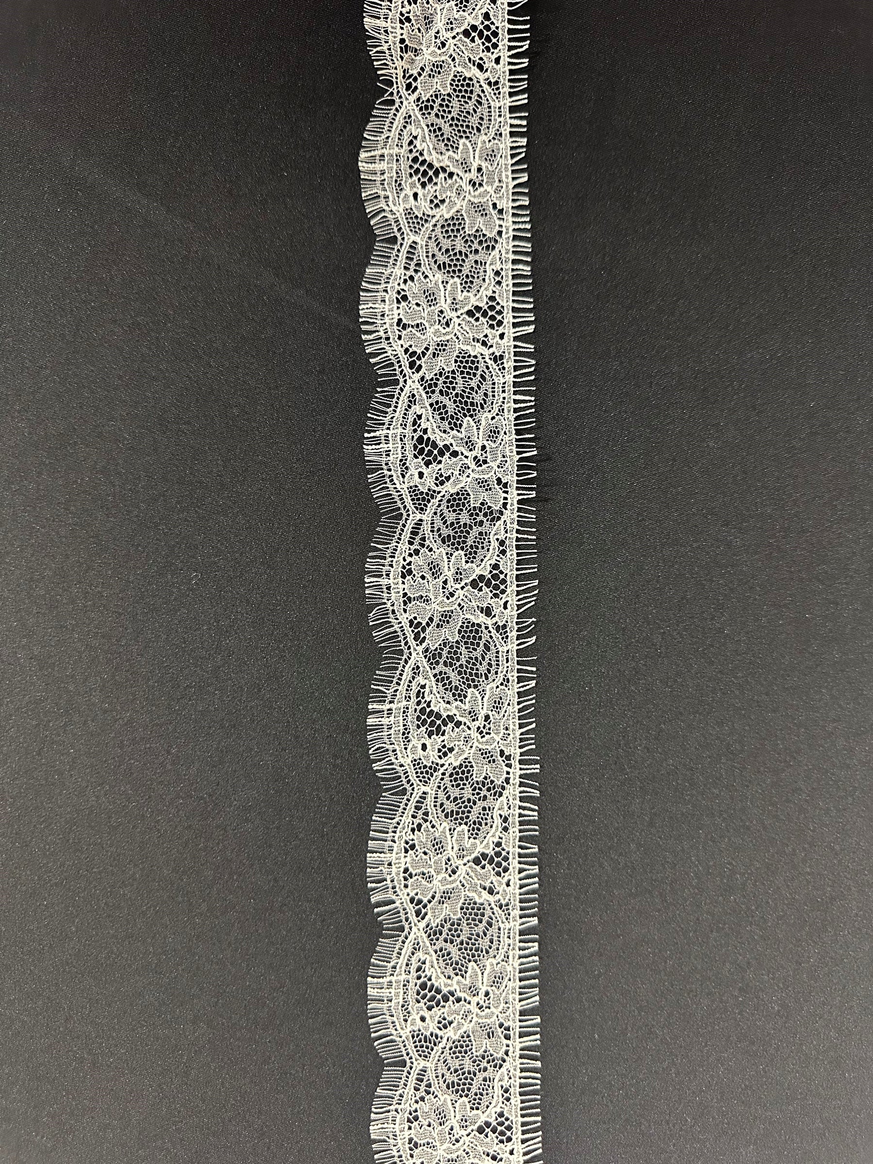 Bordure en dentelle ivoire chantilly - Charlotte