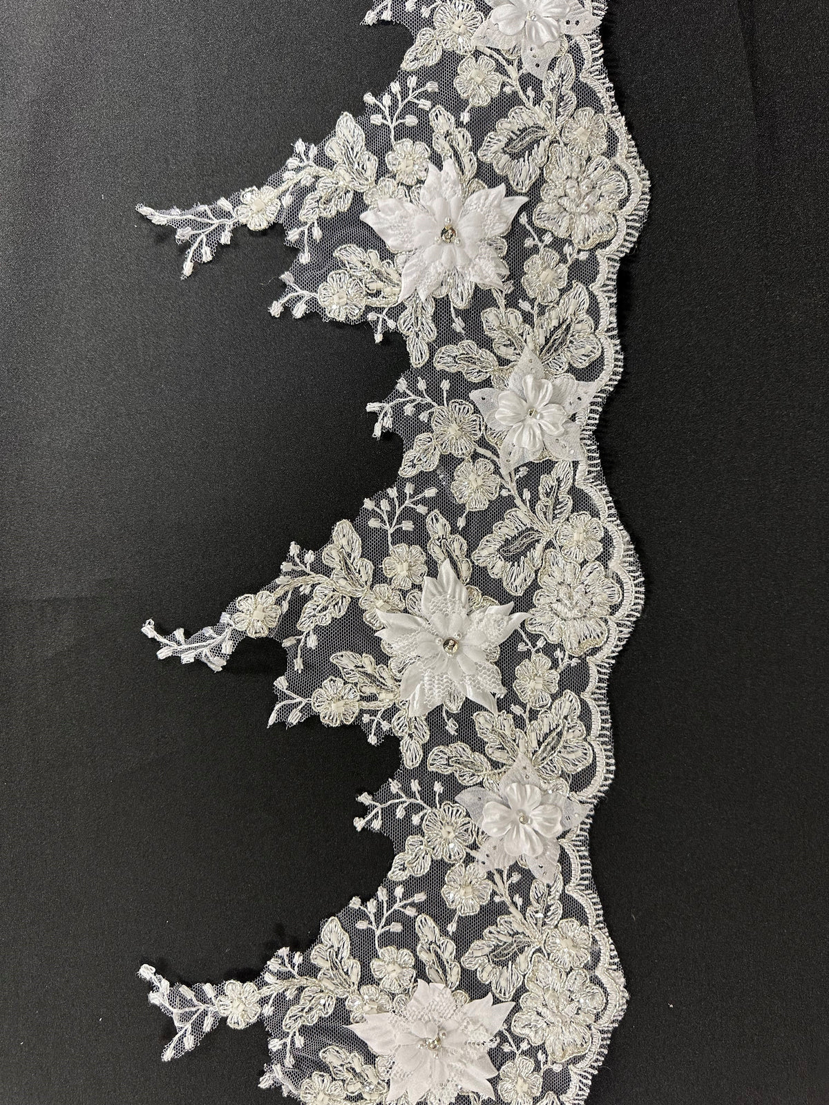 Bordure en dentelle blanche florale perlée - Naomi