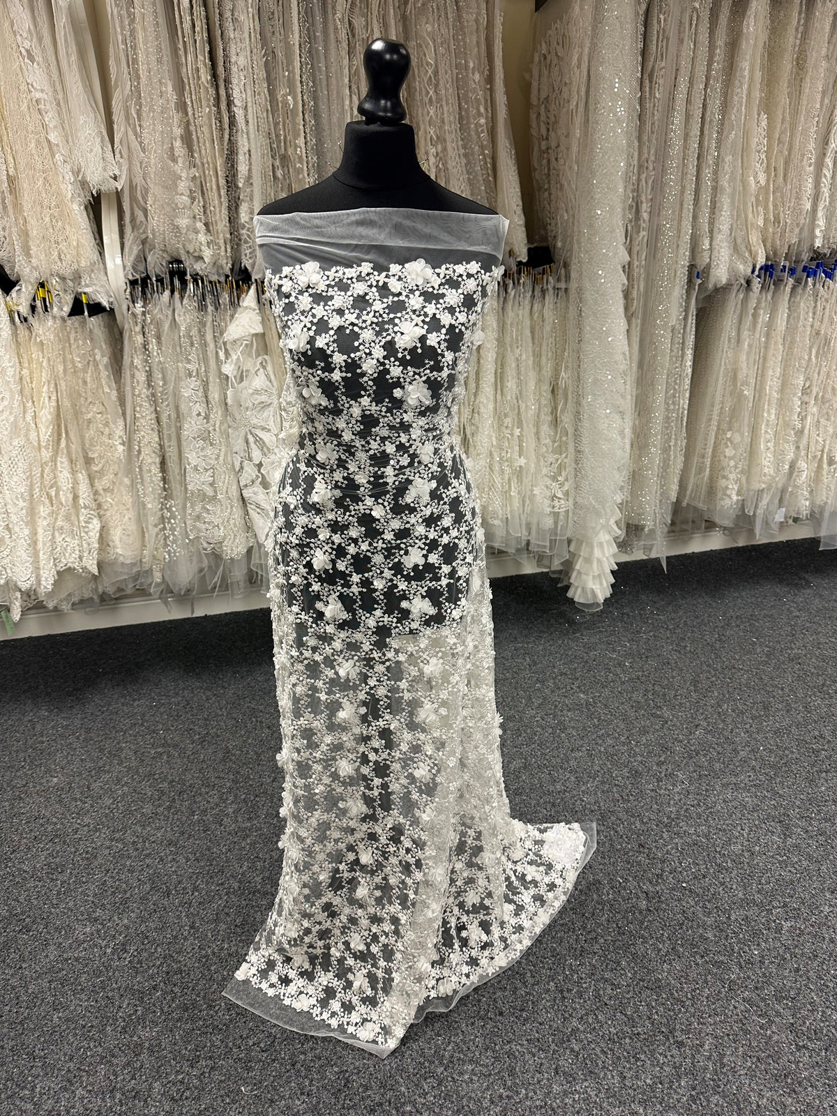 Dentelle brodée ivoire 3D - Savinder