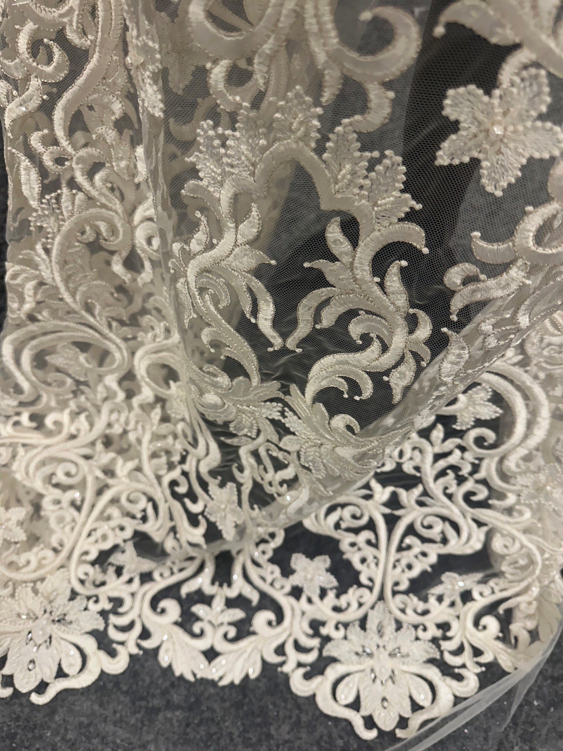 Dentelle brodée ivoire sur tulle ivoire - Elke