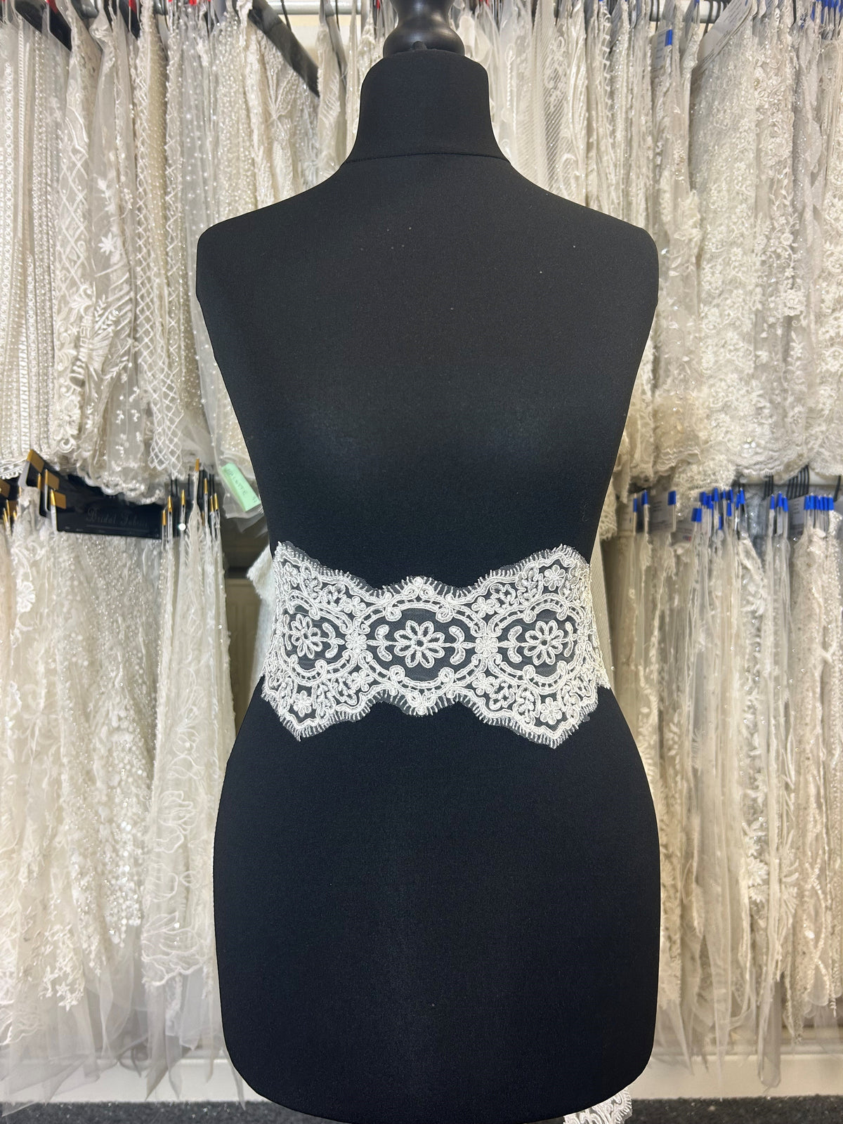 Bordure en dentelle ivoire cordée – Agapanthus