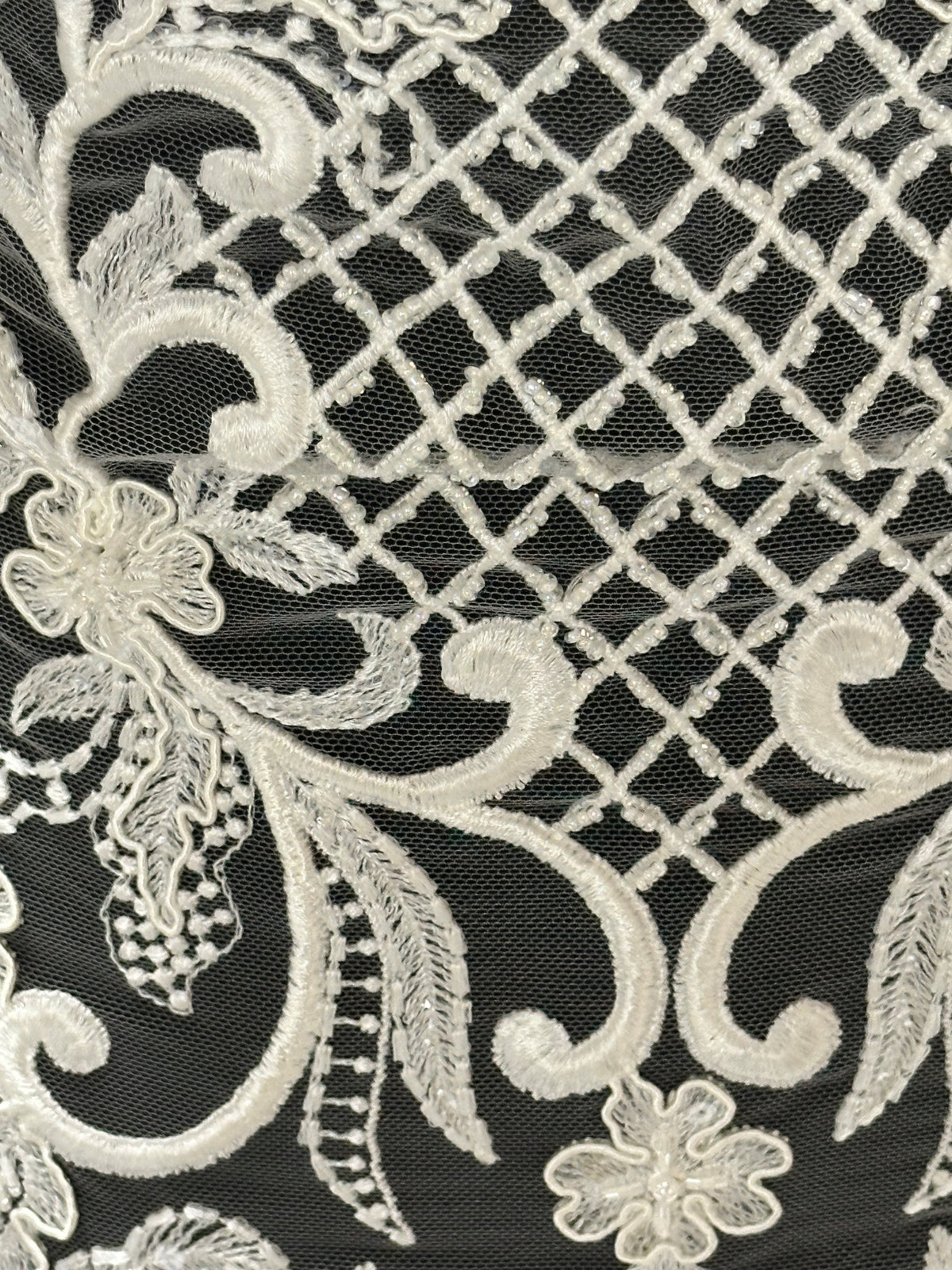 Dentelle à treillis perlée ivoire - Zorb