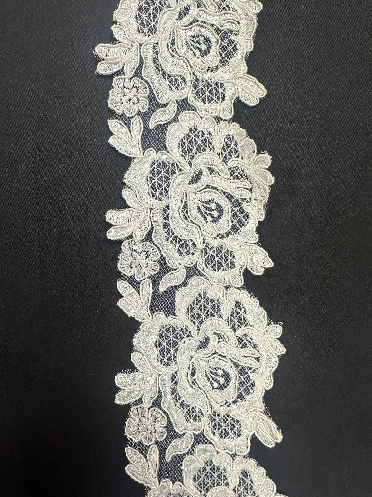 Bordure en dentelle ivoire cordée – Gerbera