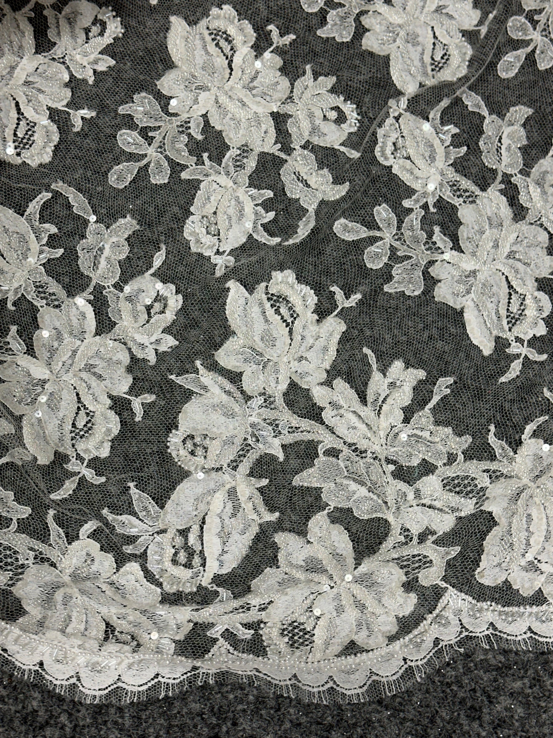Dentelle de Chantilly ornée d'ivoire - Henri
