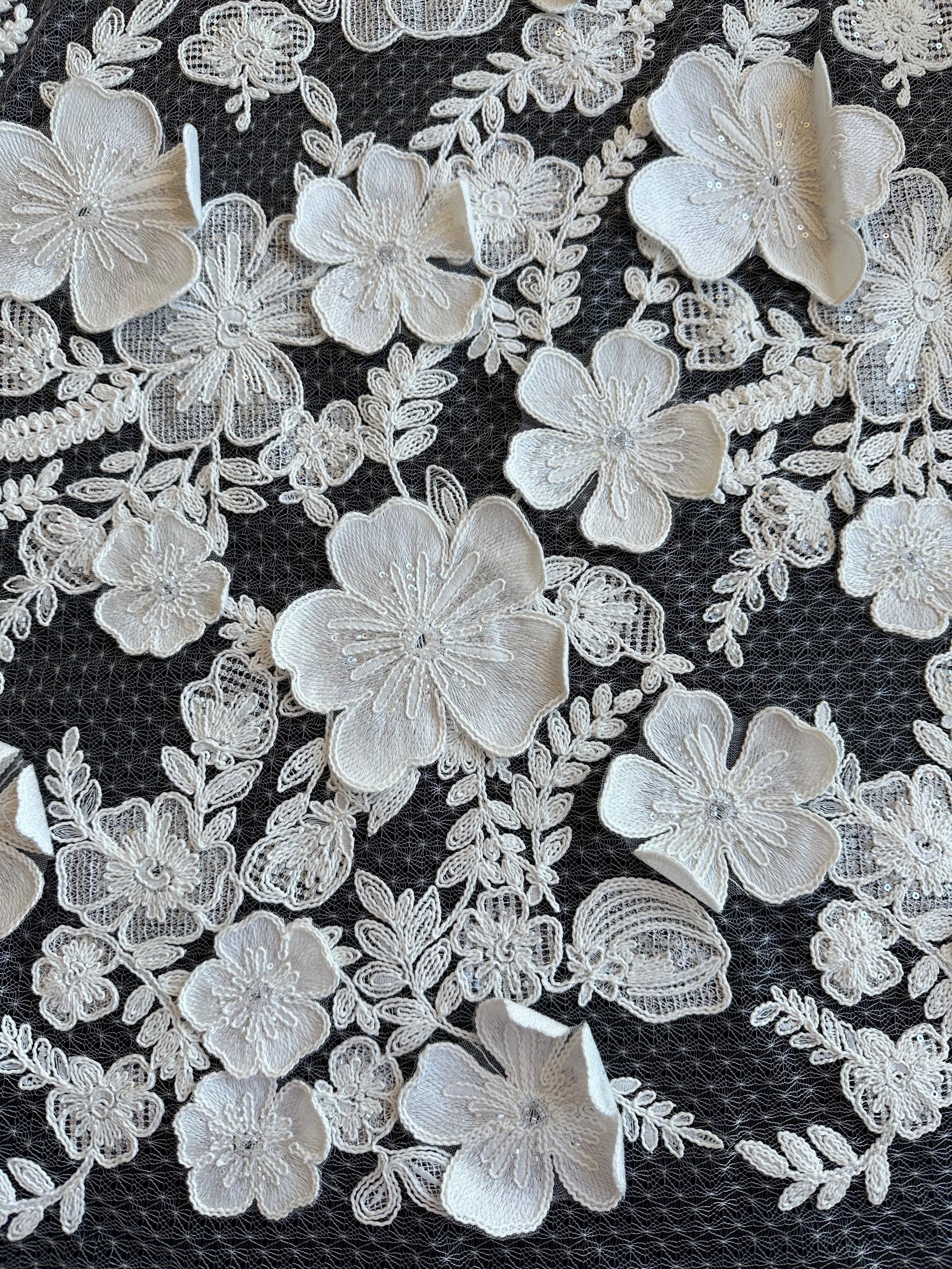 Dentelle fleurie ivoire 3D – Cher