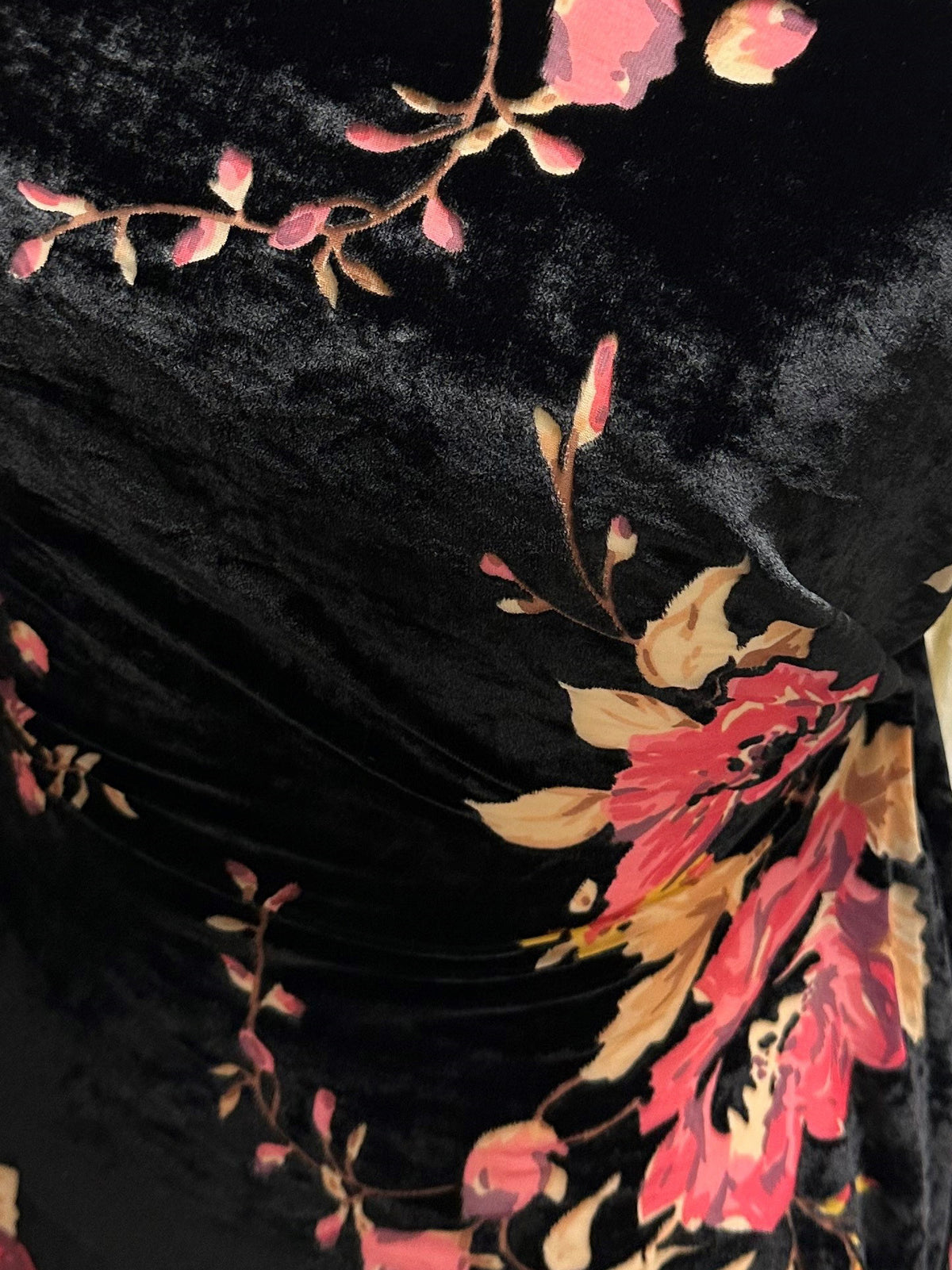 Velours rose sur noir dévoré - Sacrosanct