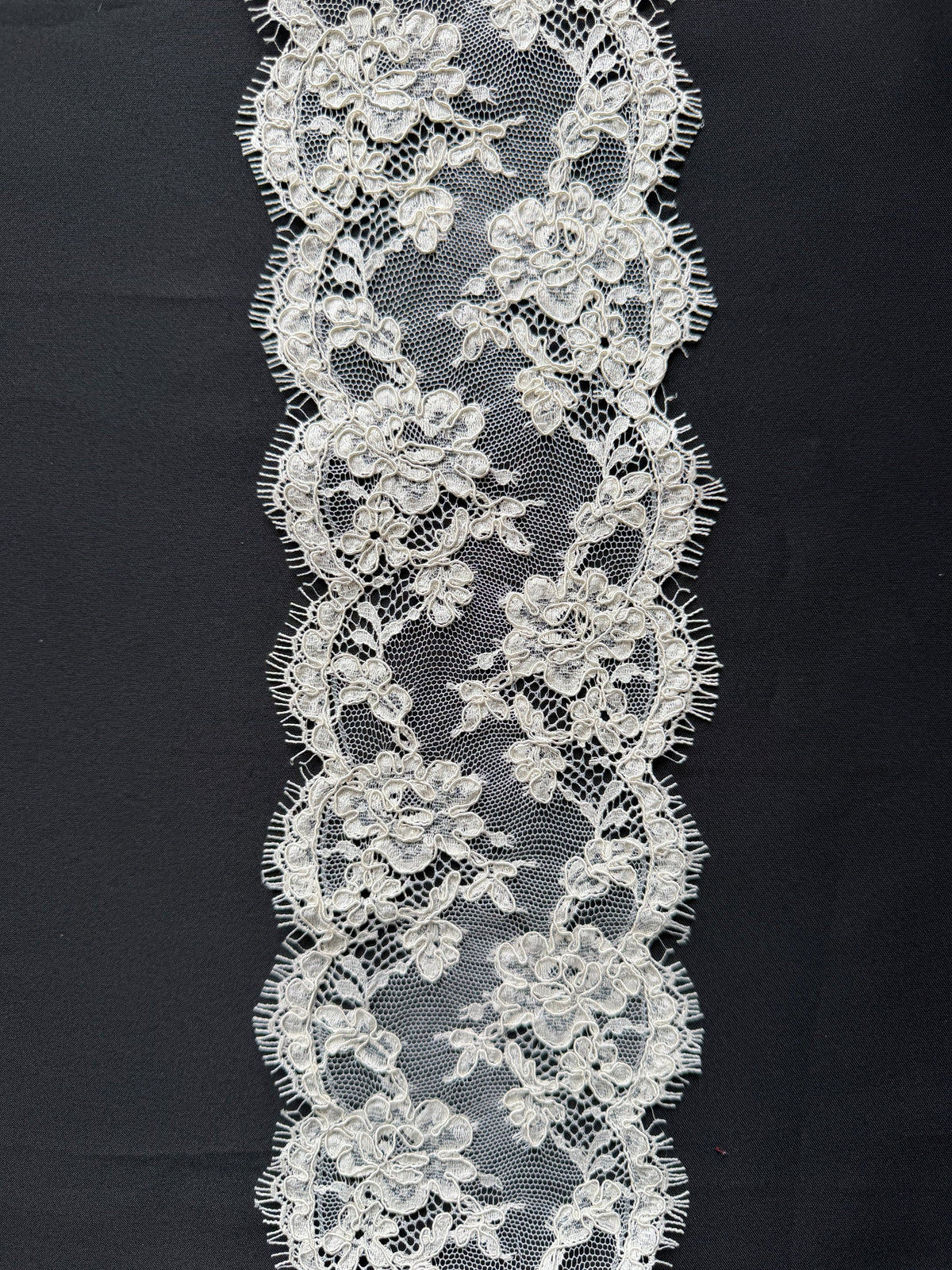 Bordure de dentelle Chantilly ivoire - Danu