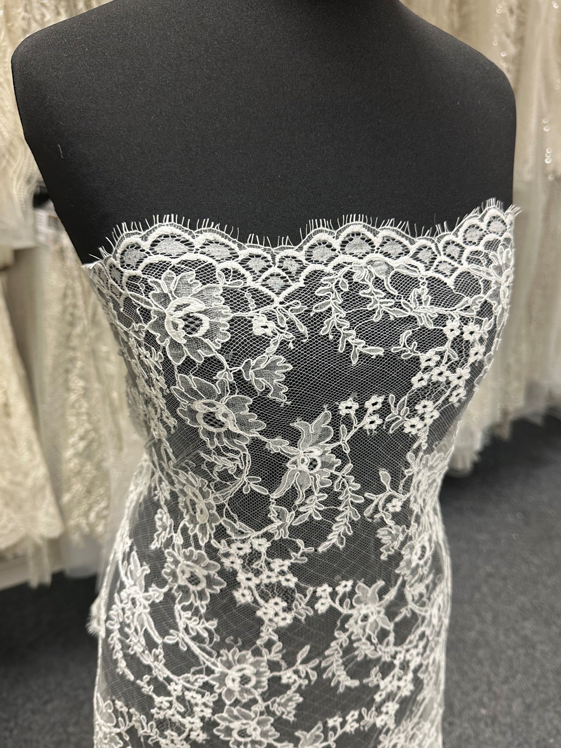 Dentelle Chantilly ivoire à cordons - Rorie
