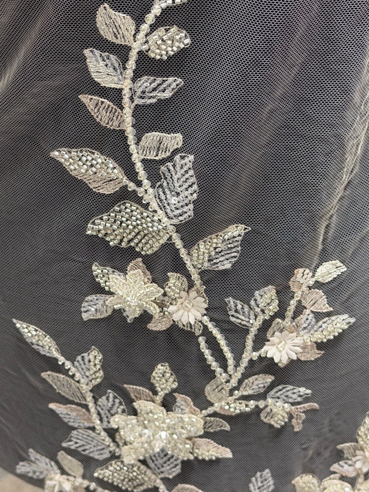 Tulle clair brodé de perles argentées - EB1105