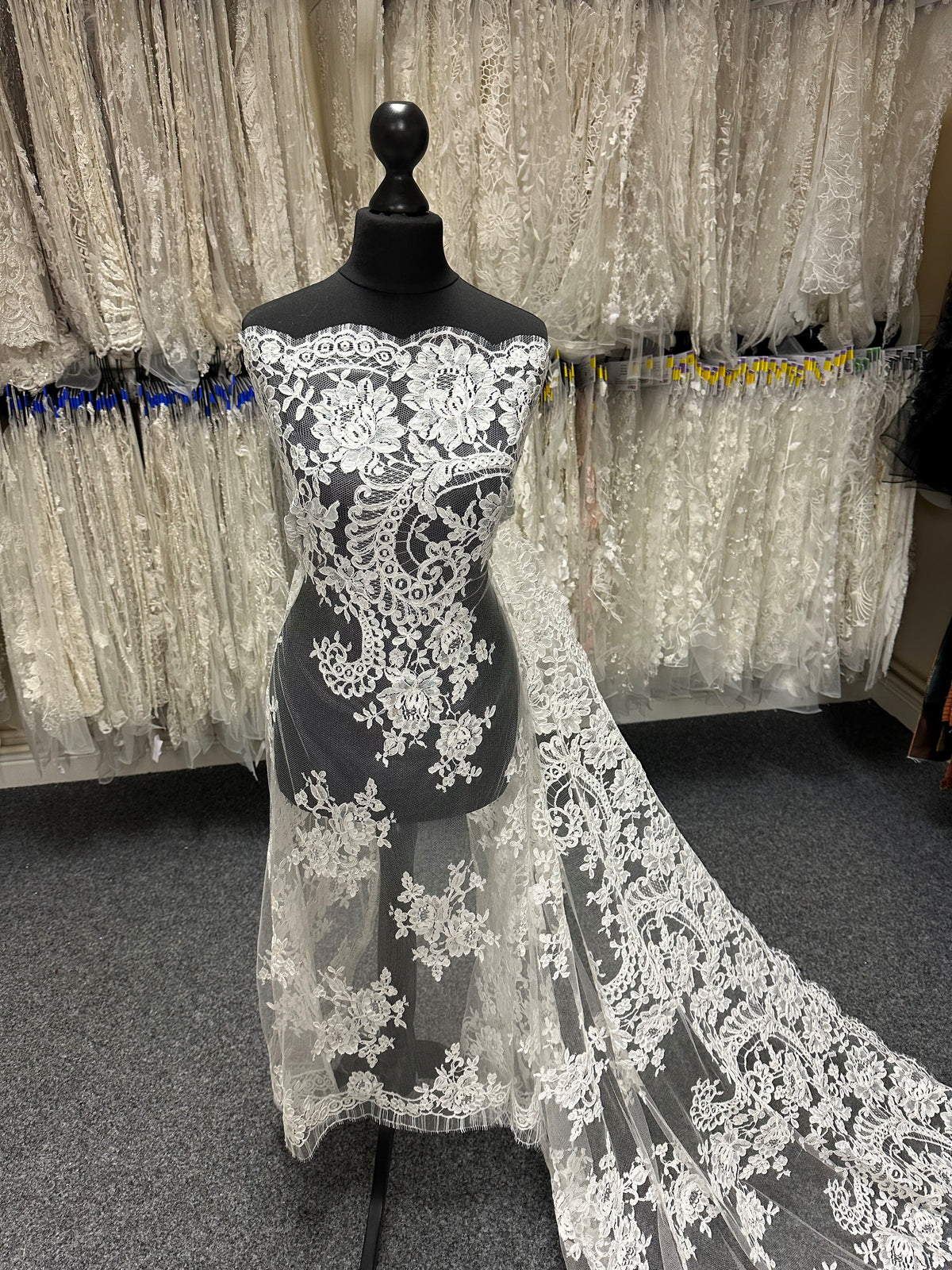 Dentelle Chantilly ivoire à cordons - Zaya