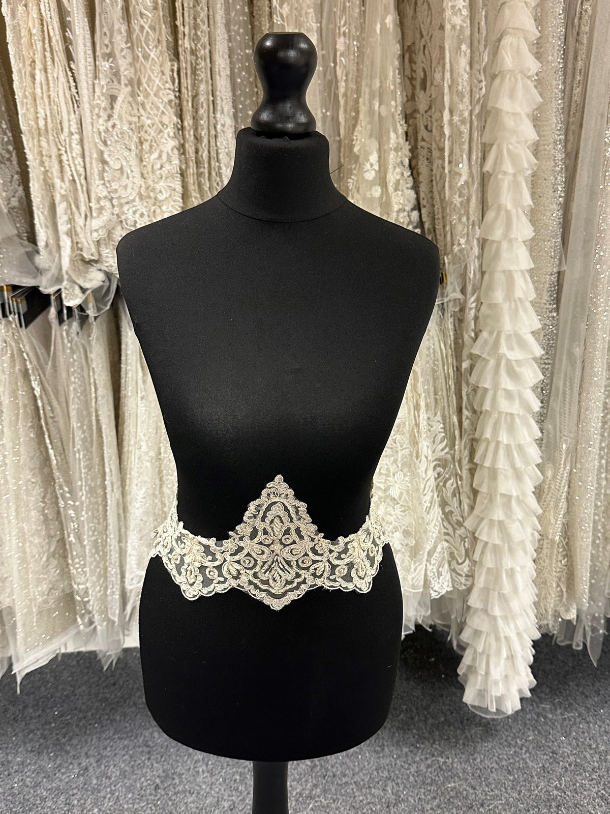 Bordure en dentelle perlée ivoire - Zigguart