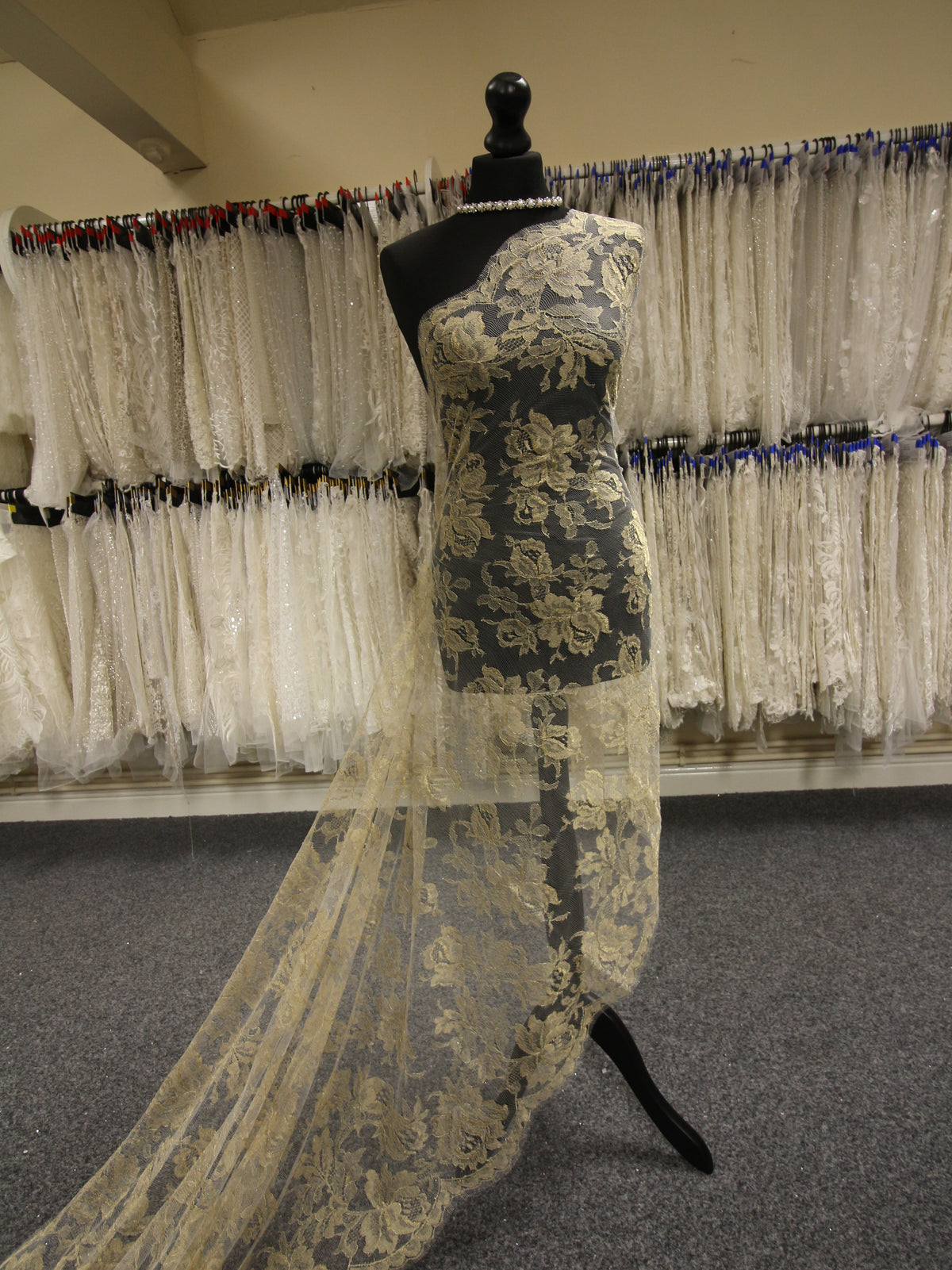 Dentelle Chantilly Or & Ivoire - Maxine