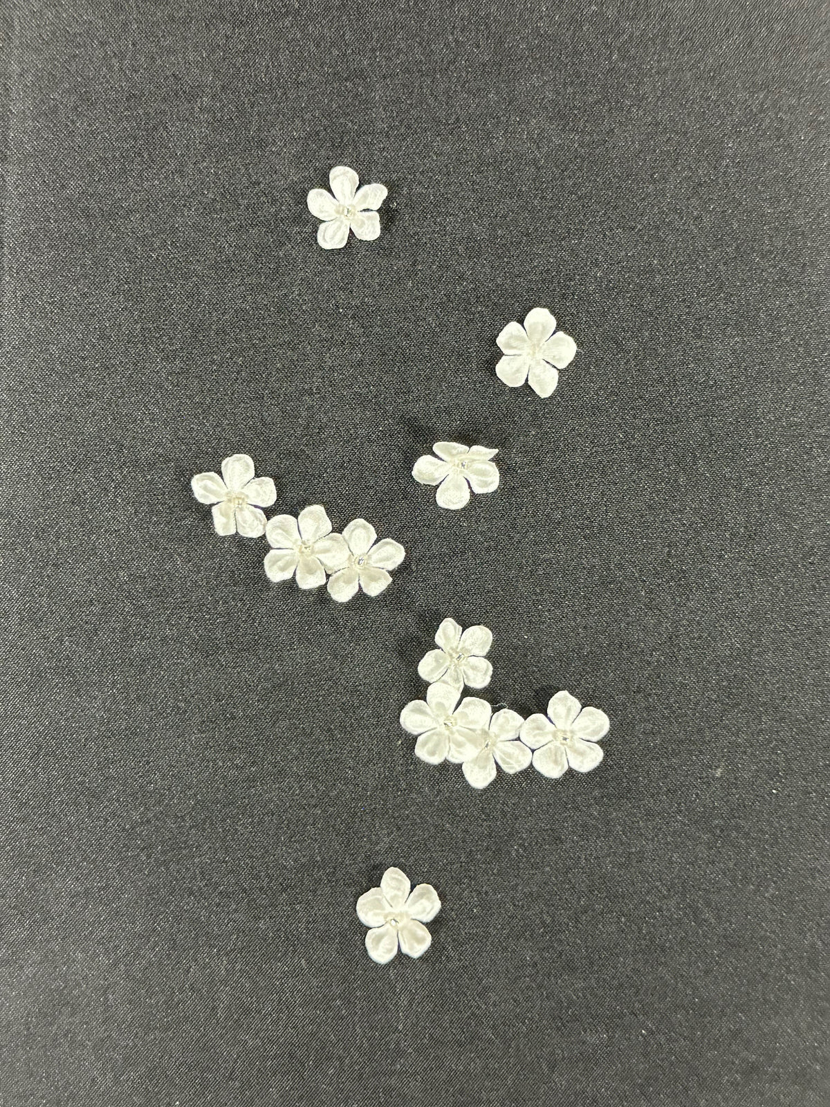 Fleurs en satin ivoire pâle - M14 (Sachet de 144)